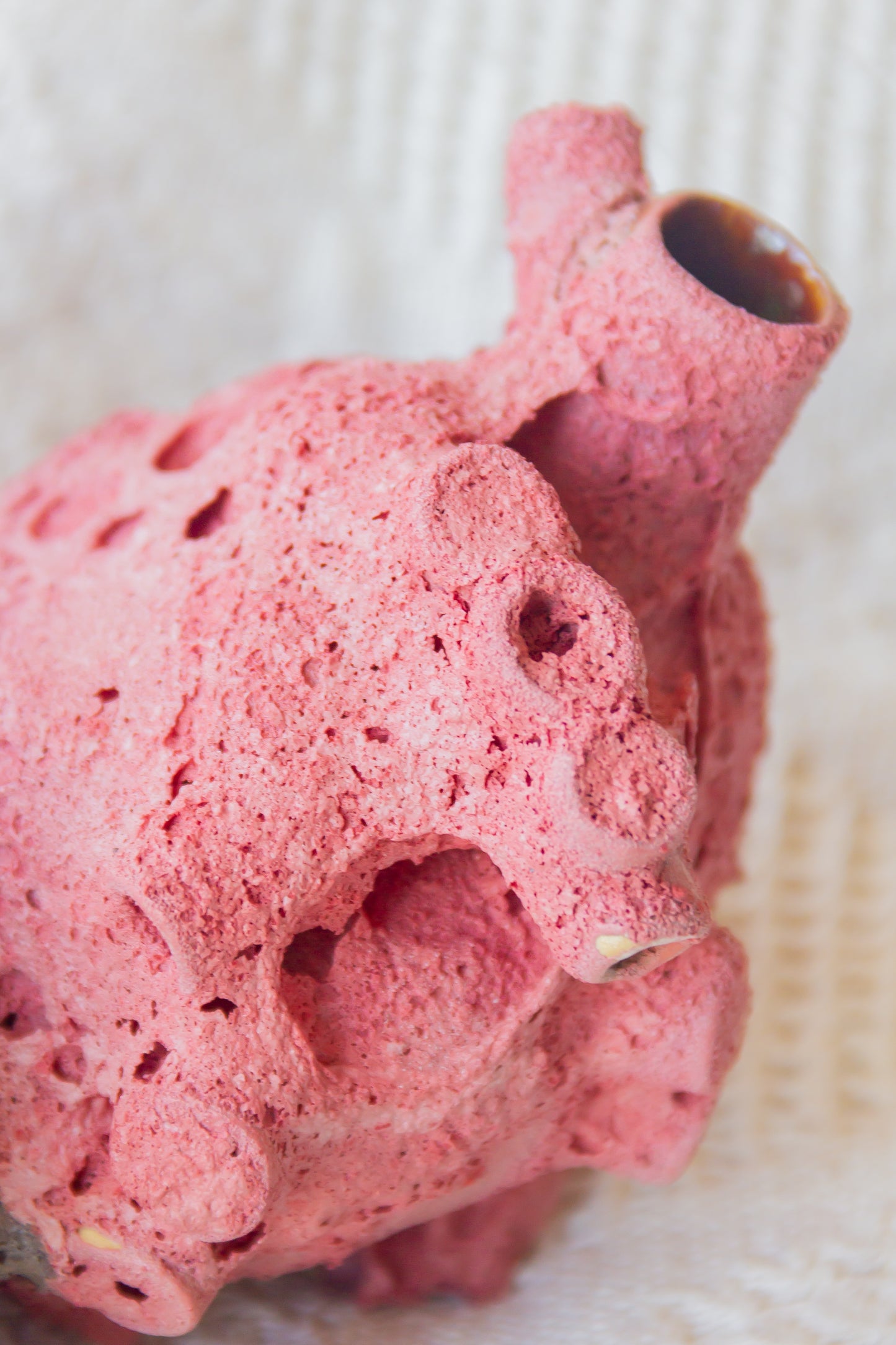 Rzeźba ceramiczna ‘Połączone serca’, czerwono-czarna, z efektem lawy.