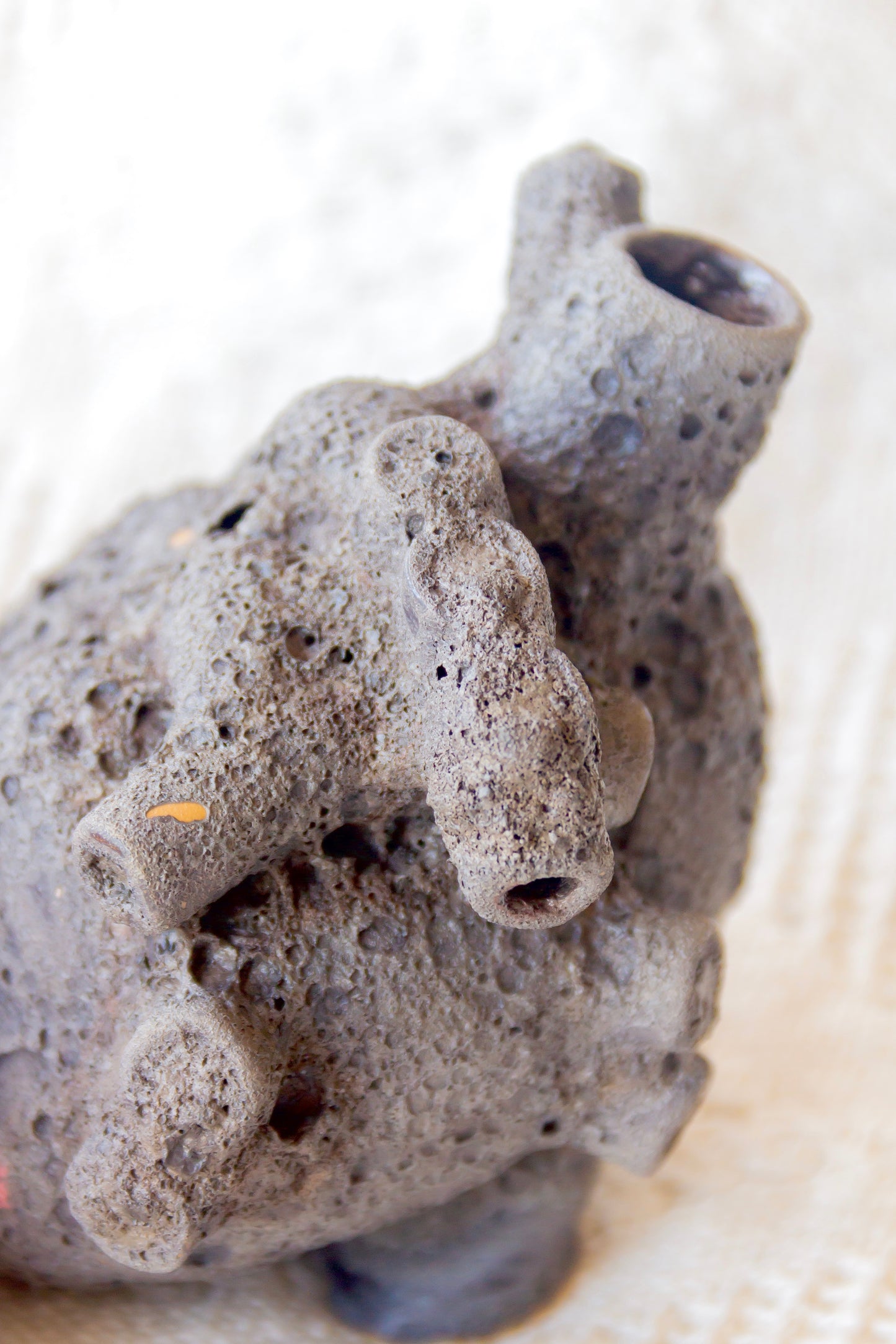 Rzeźba ceramiczna ‘Połączone serca’, czerwono-czarna, z efektem lawy.