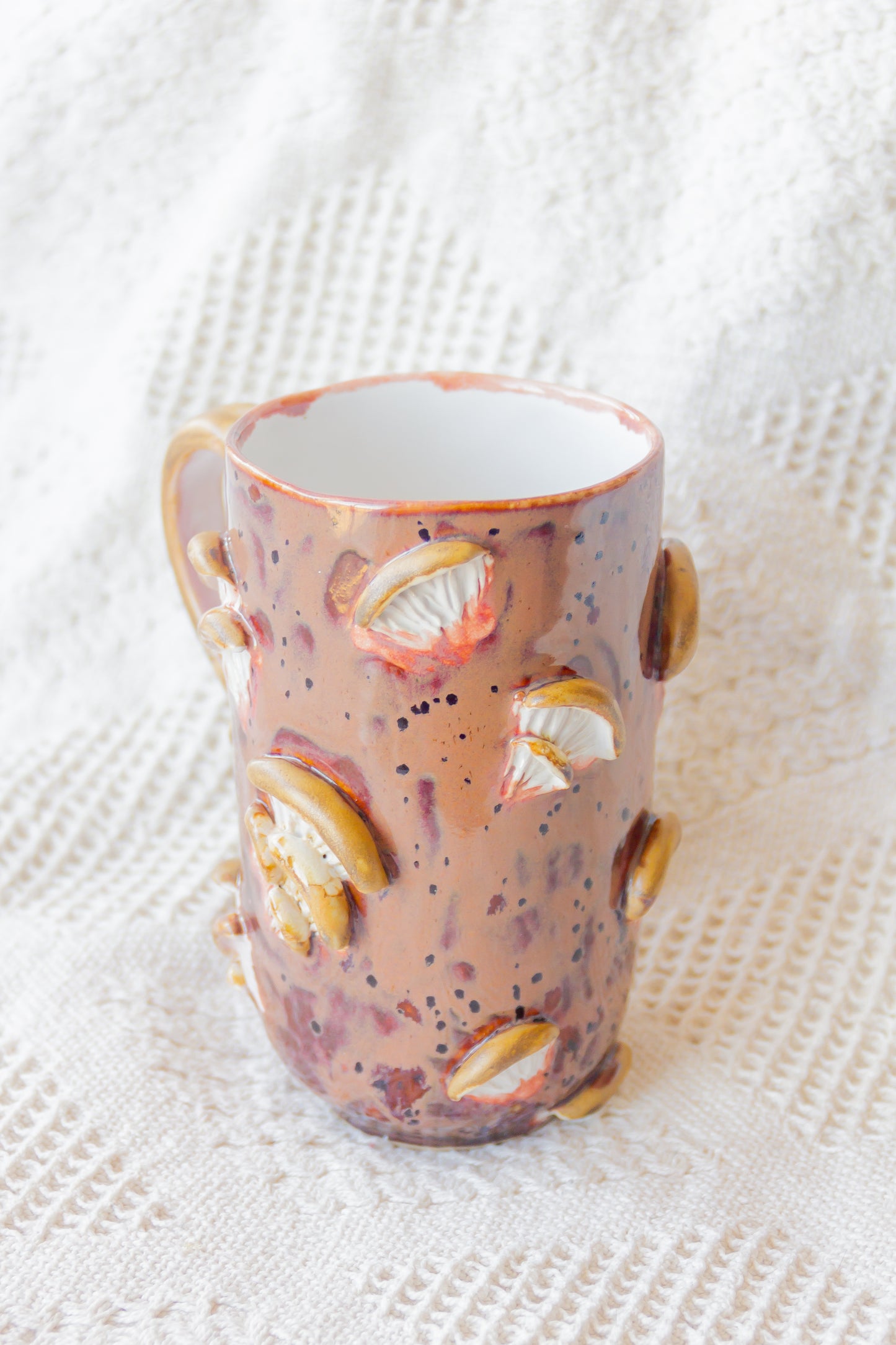 Kubek ceramiczny “Shrooms” brązowo-beżowy