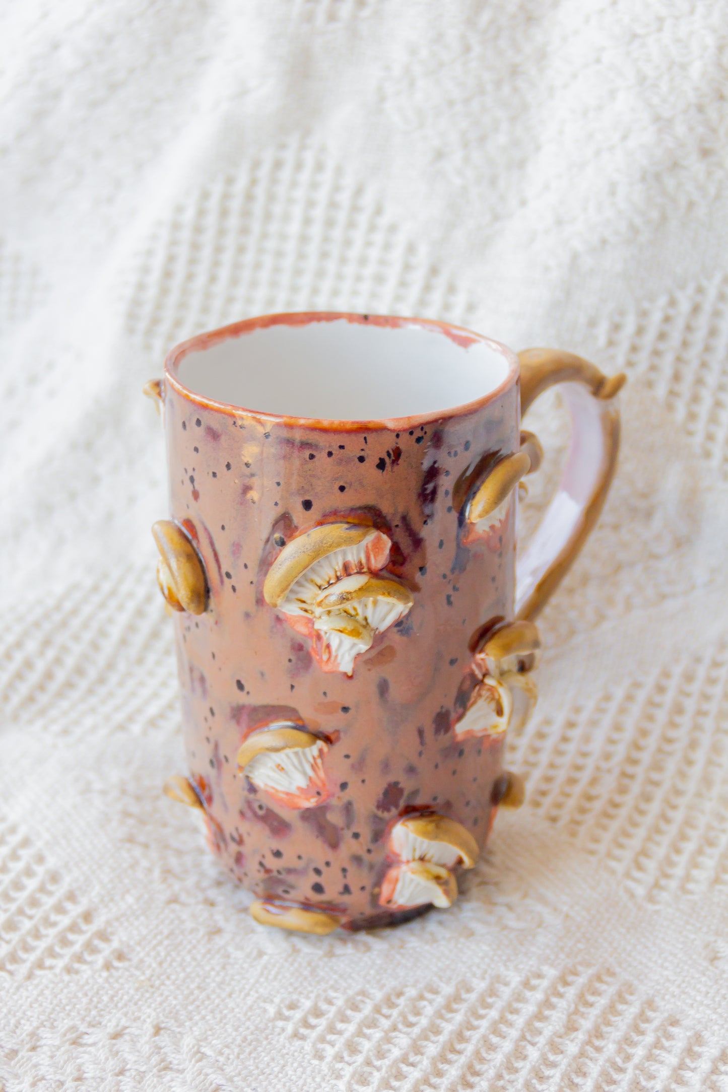 Kubek ceramiczny “Shrooms” brązowo-beżowy