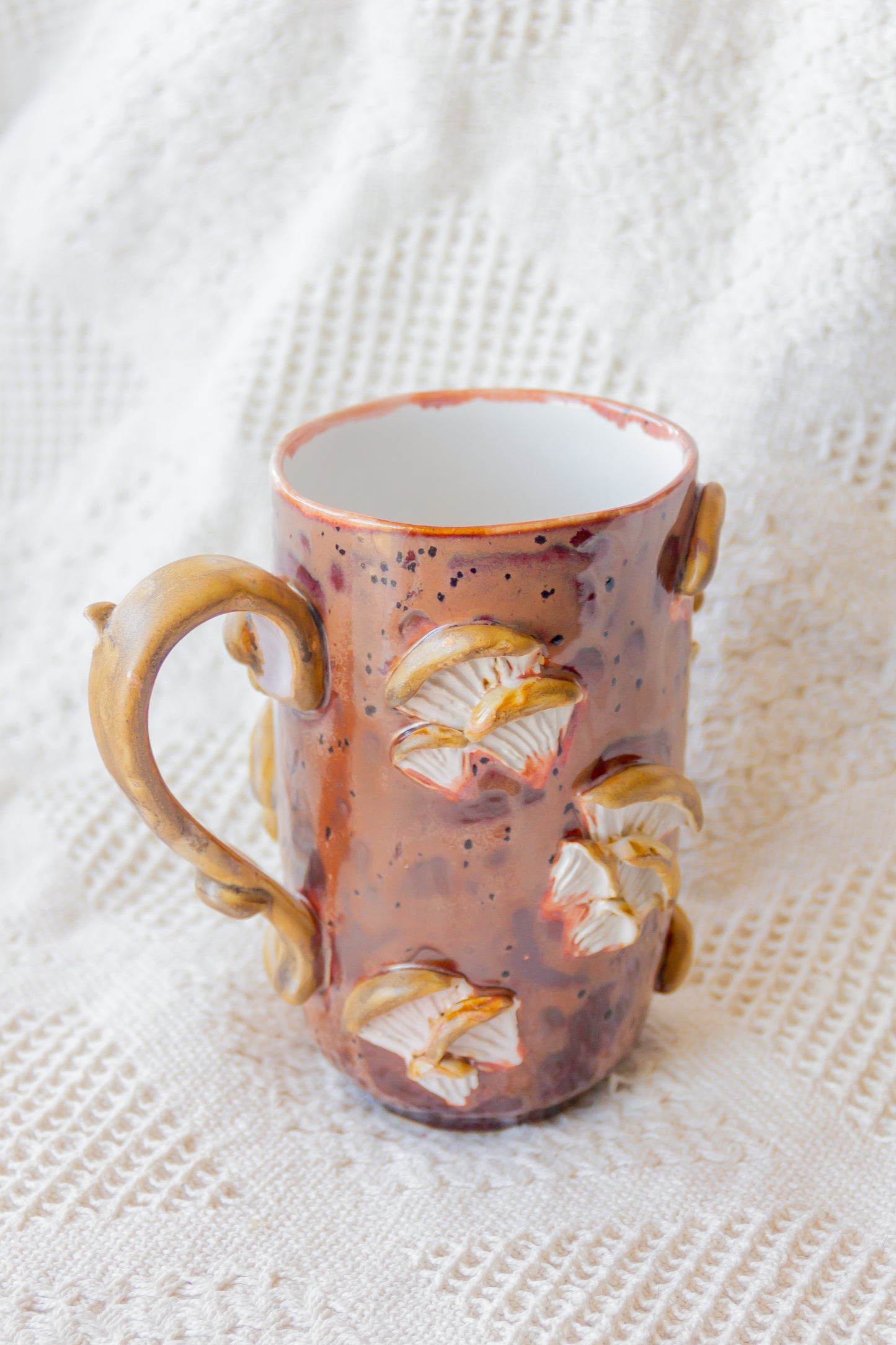 Kubek ceramiczny “Shrooms” brązowo-beżowy