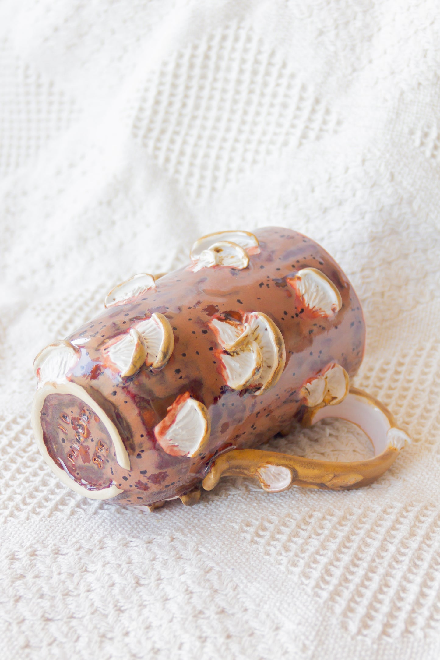 Kubek ceramiczny “Shrooms” brązowo-beżowy