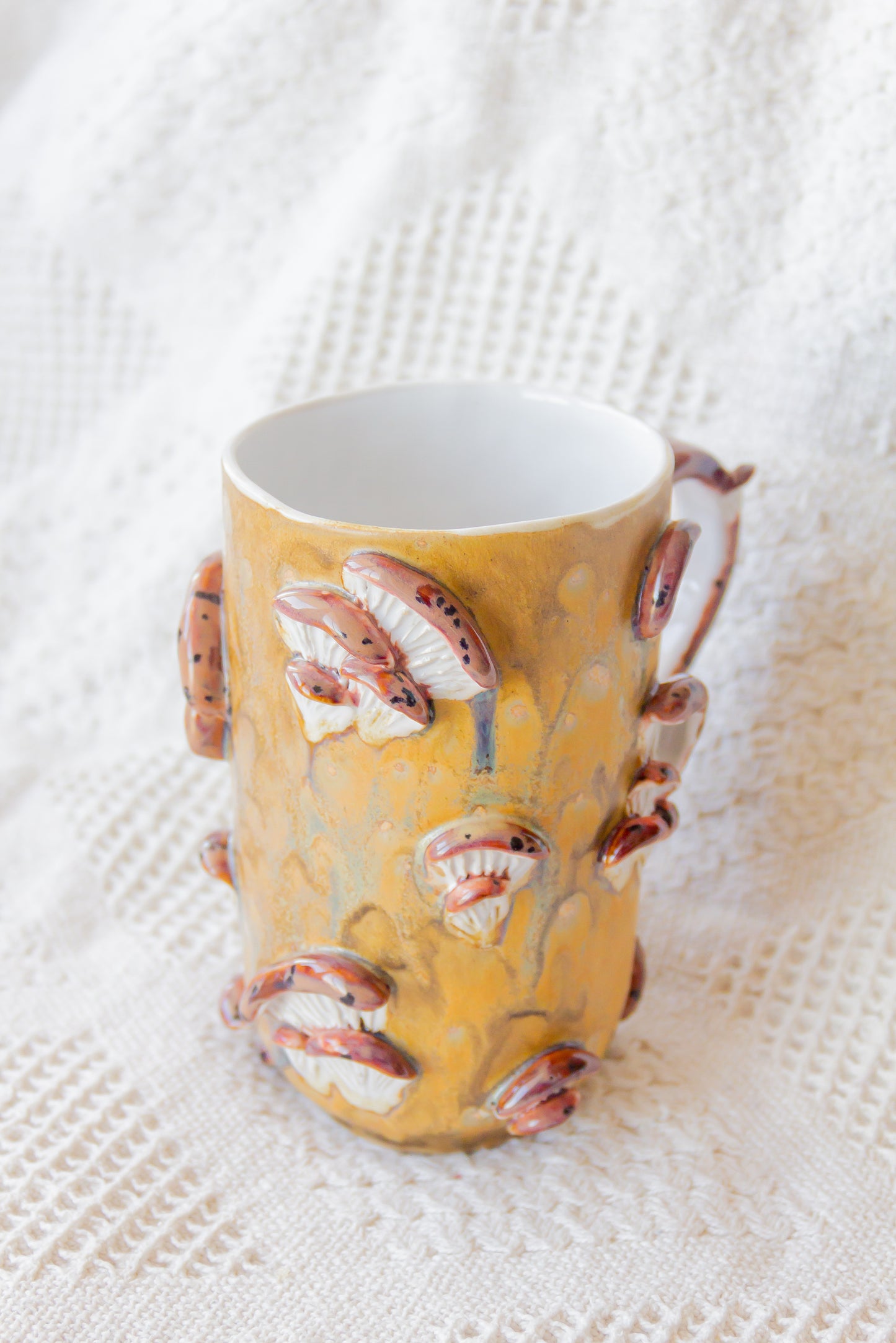 Kubek ceramiczny “Shrooms” beżowo-brązowy