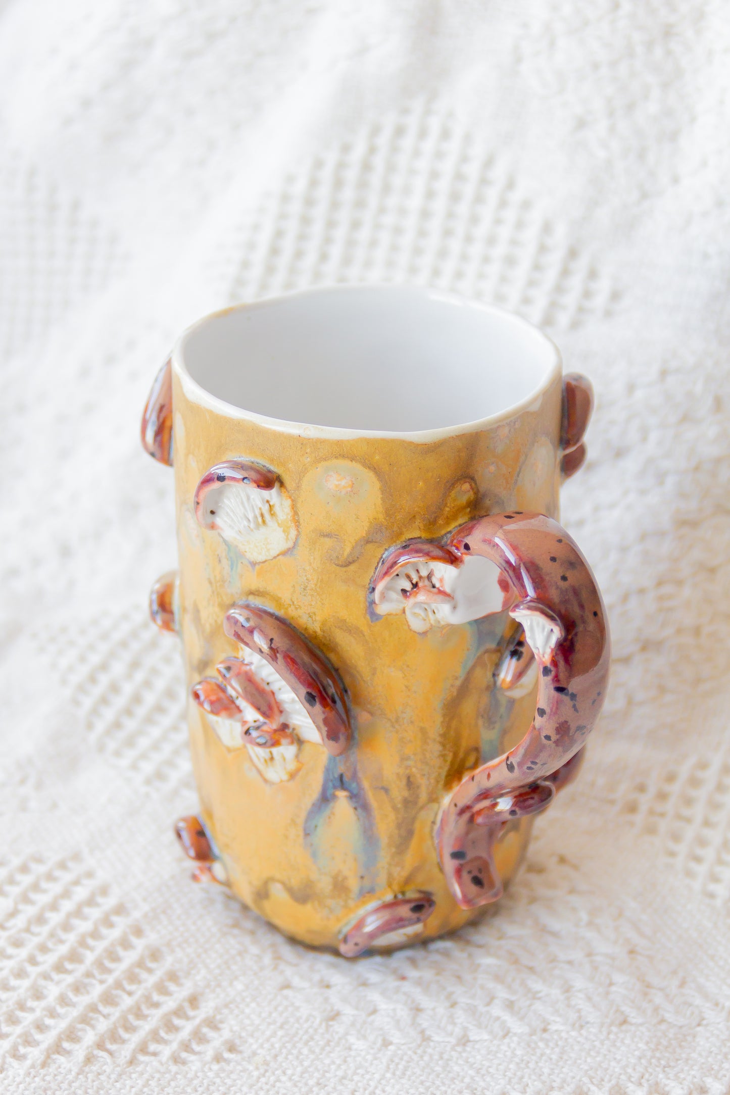 Kubek ceramiczny “Shrooms” beżowo-brązowy