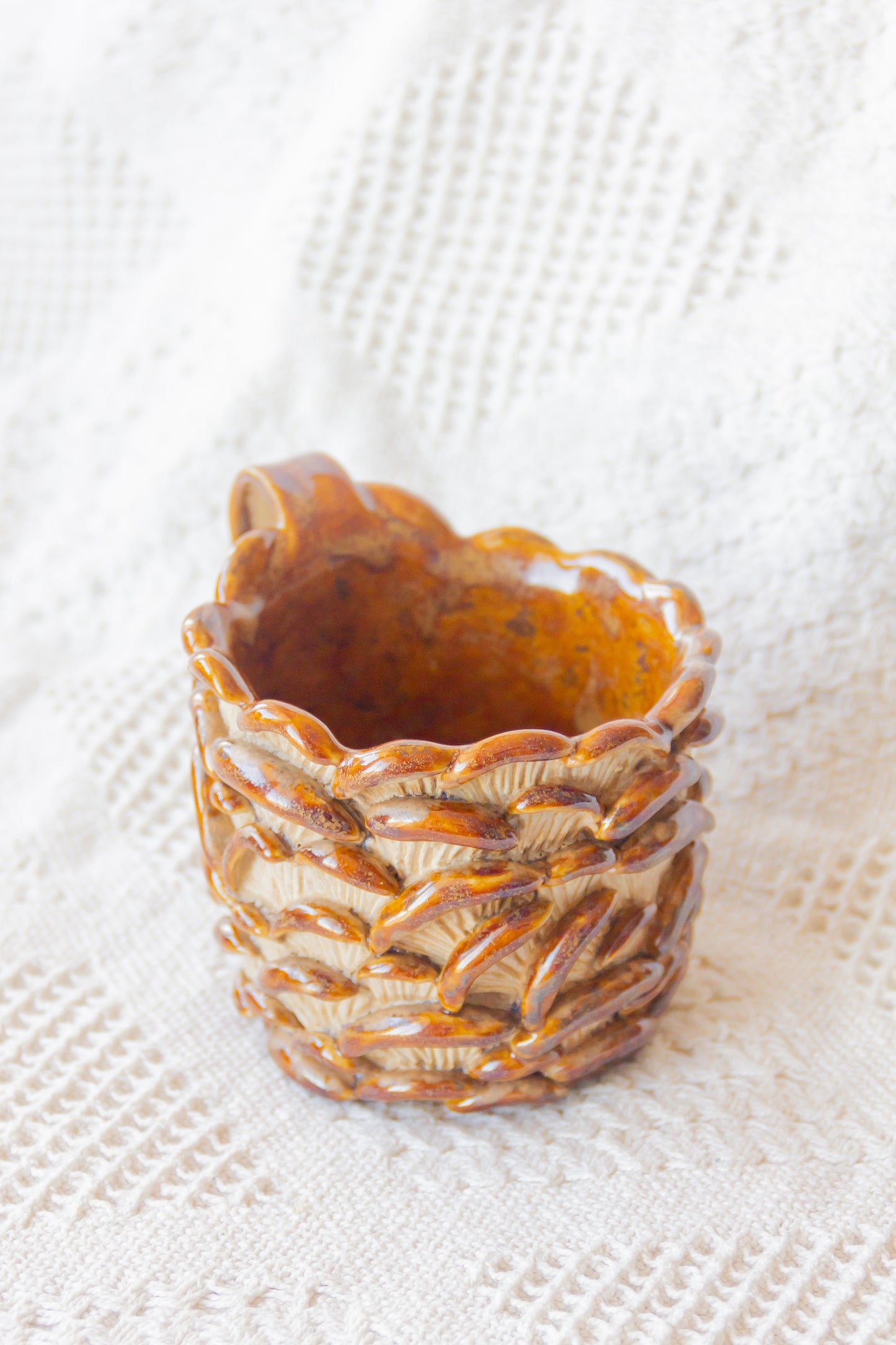 Kubek ceramiczny “Shrooms” beżowo-brązowy