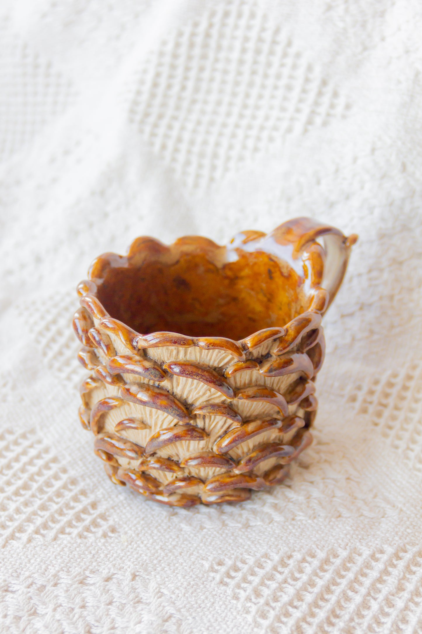 Kubek ceramiczny “Shrooms” beżowo-brązowy