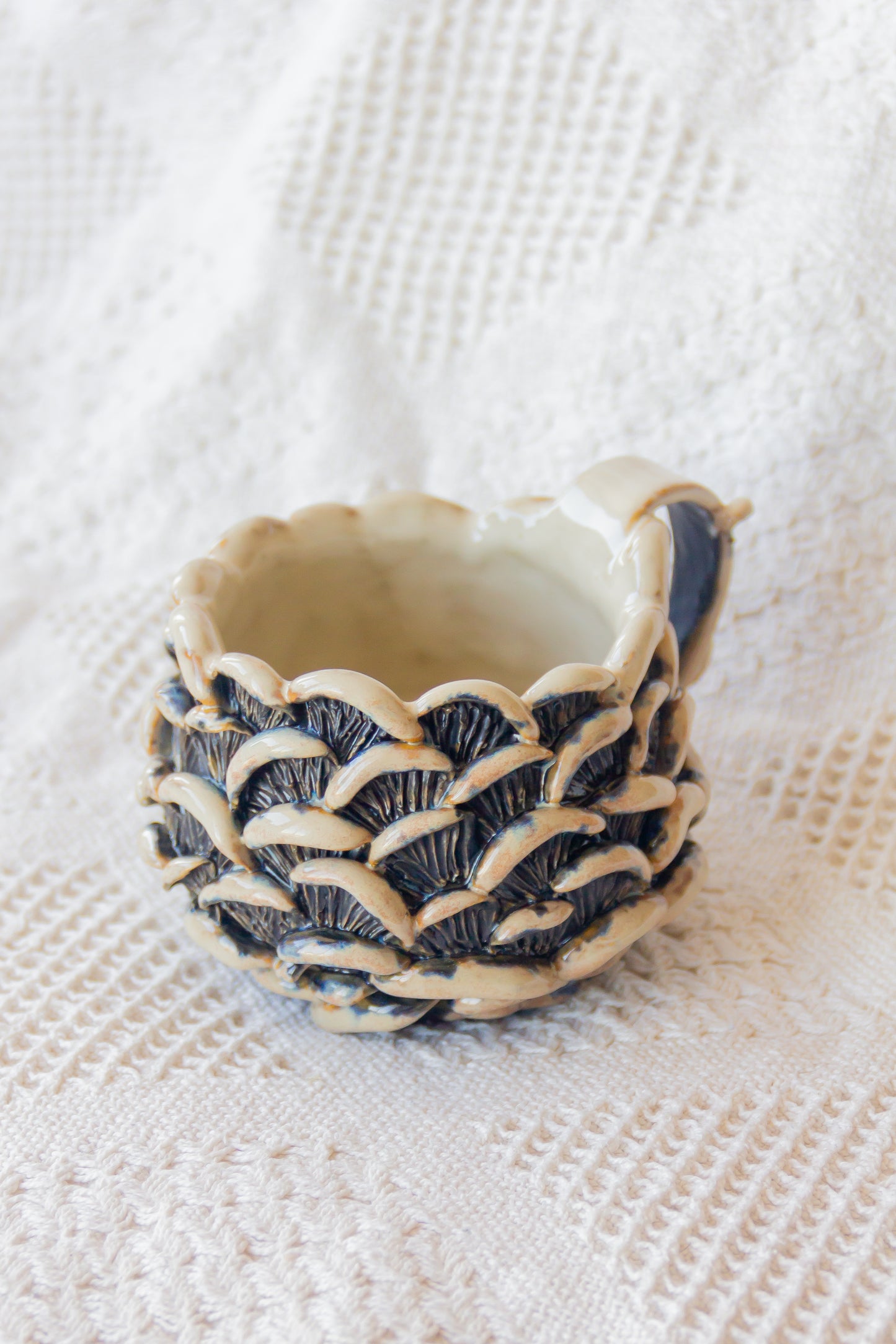 Kubek ceramiczny “Shrooms” beżowo-czarny