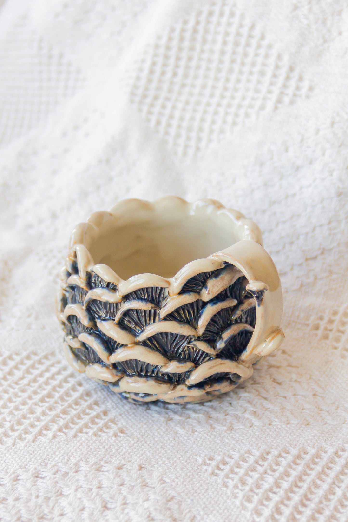 Kubek ceramiczny “Shrooms” beżowo-czarny