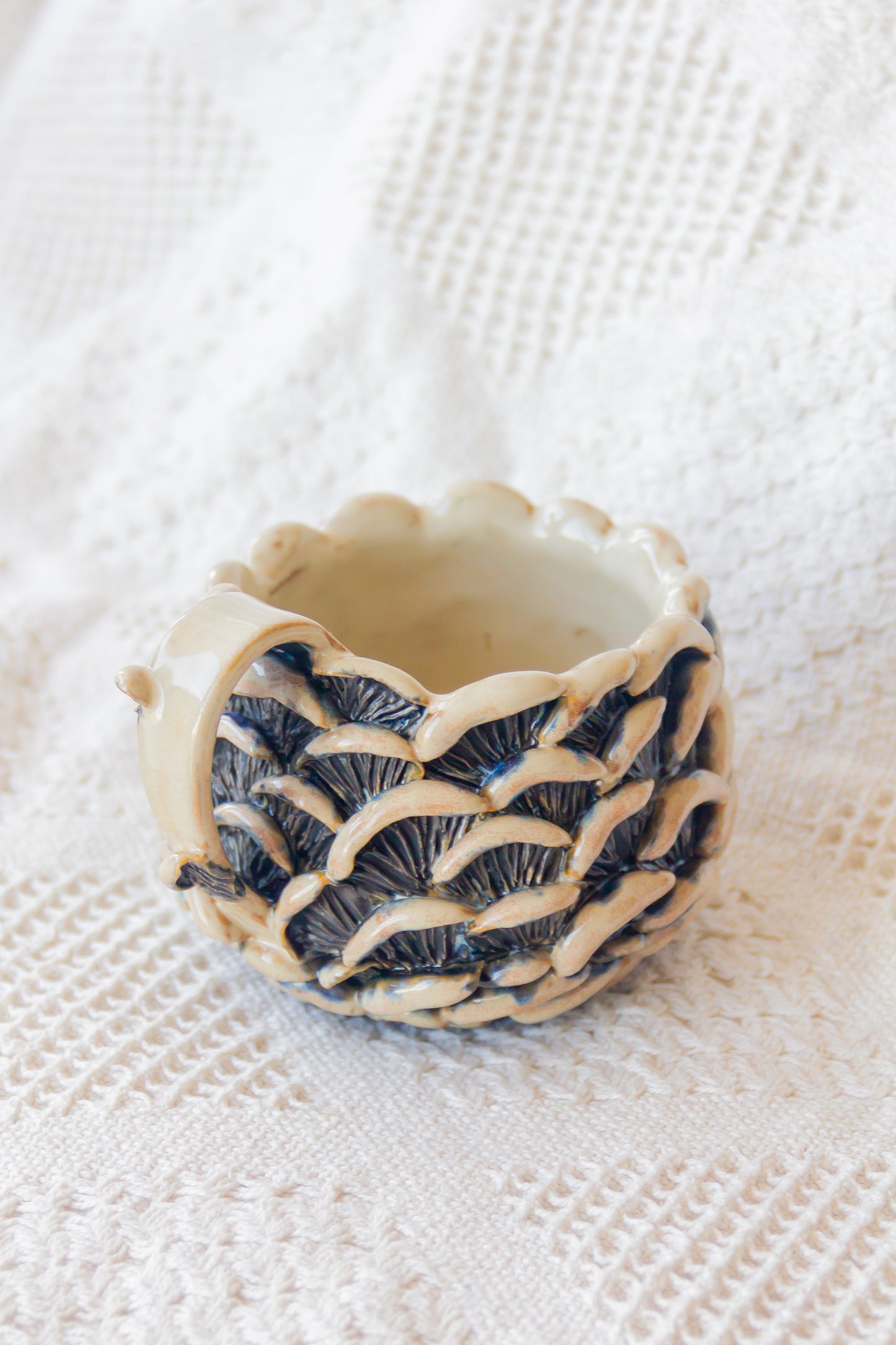 Kubek ceramiczny “Shrooms” beżowo-czarny