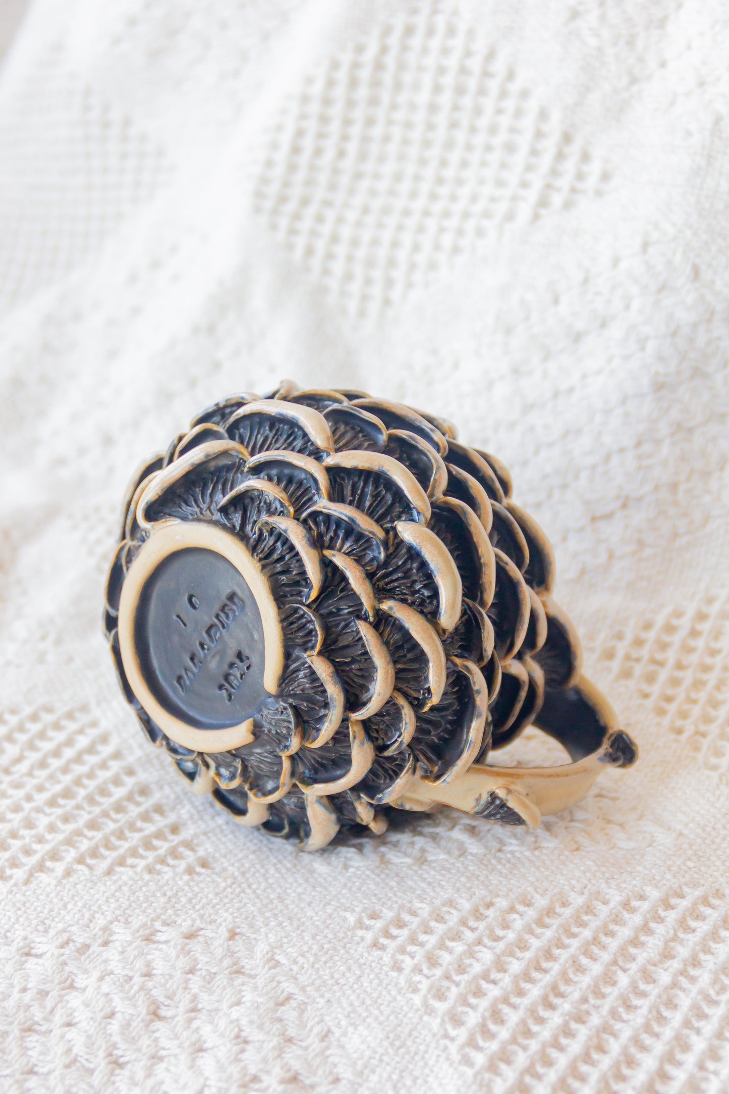 Kubek ceramiczny “Shrooms” beżowo-czarny