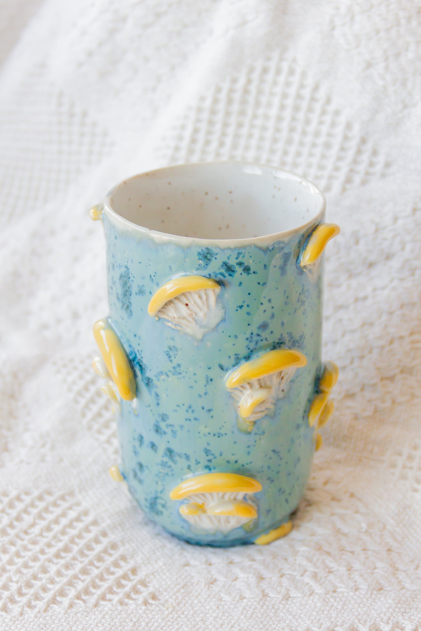 Kubek ceramiczny “Shrooms” żółto-niebieski