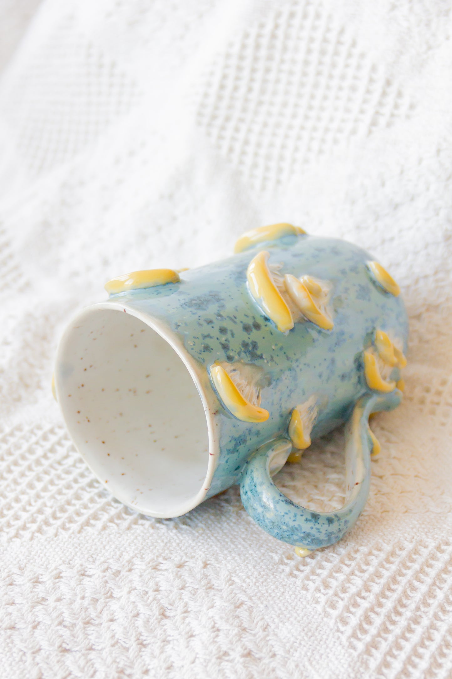 Kubek ceramiczny “Shrooms” żółto-niebieski