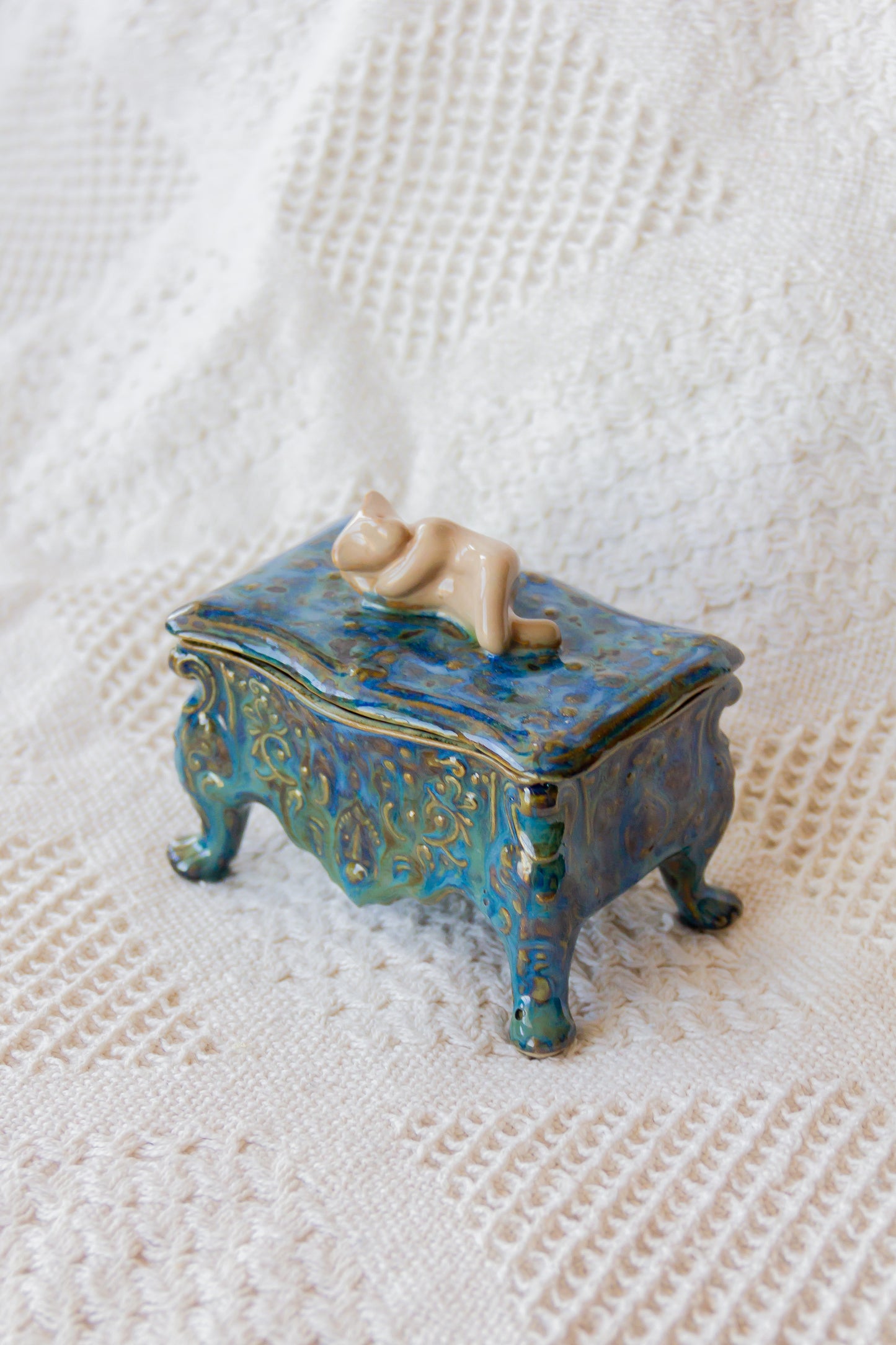 Szkatułka ceramiczna granatowo-beżowa z werlingiem