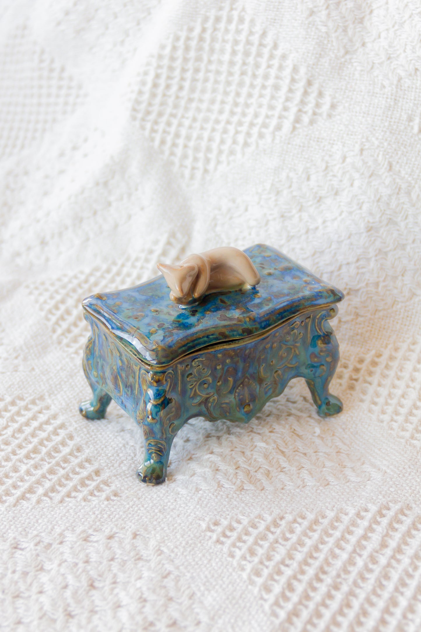 Szkatułka ceramiczna granatowo-beżowa z werlingiem