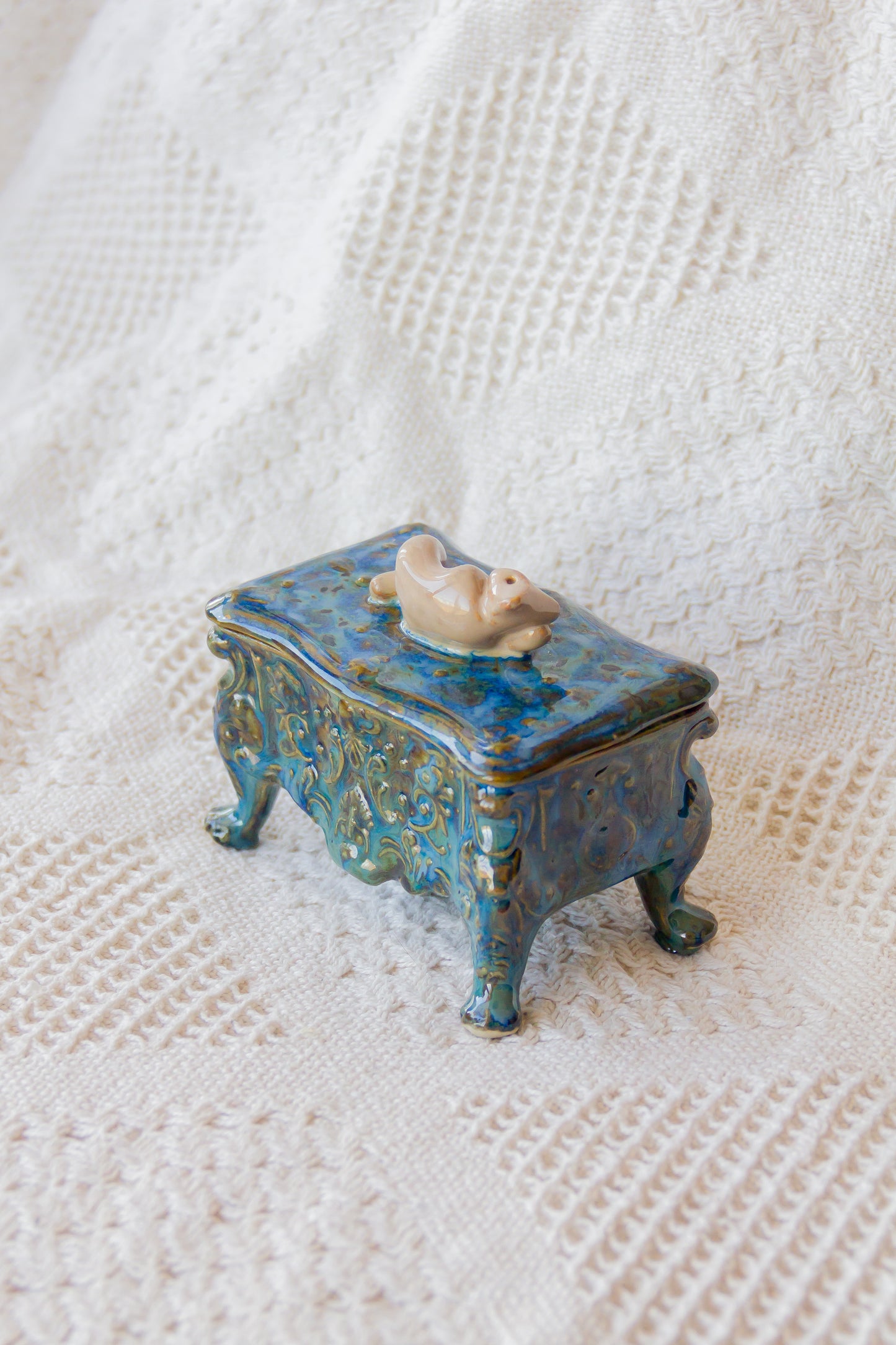 Szkatułka ceramiczna granatowo-beżowa z werlingiem