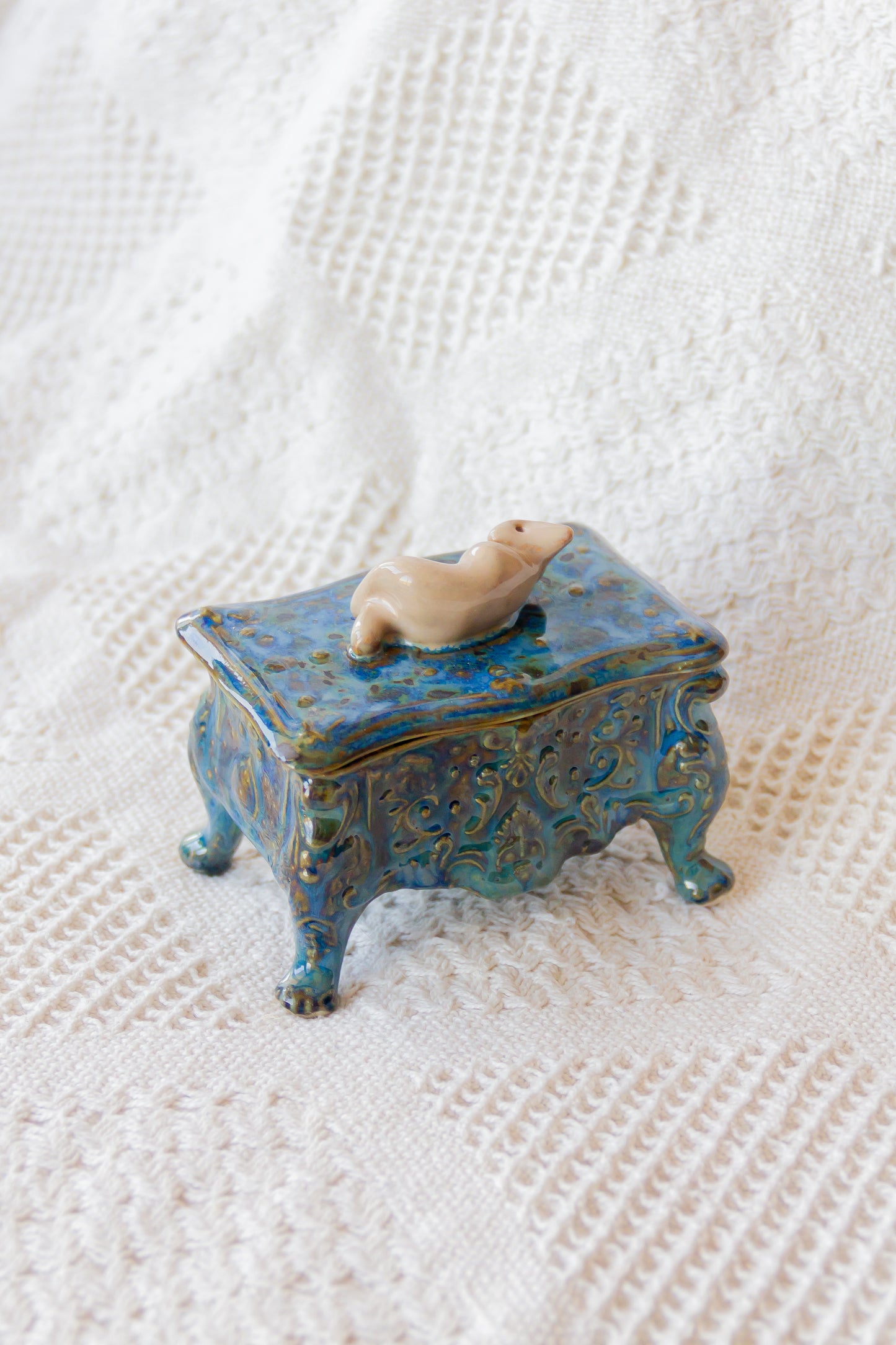 Szkatułka ceramiczna granatowo-beżowa z werlingiem