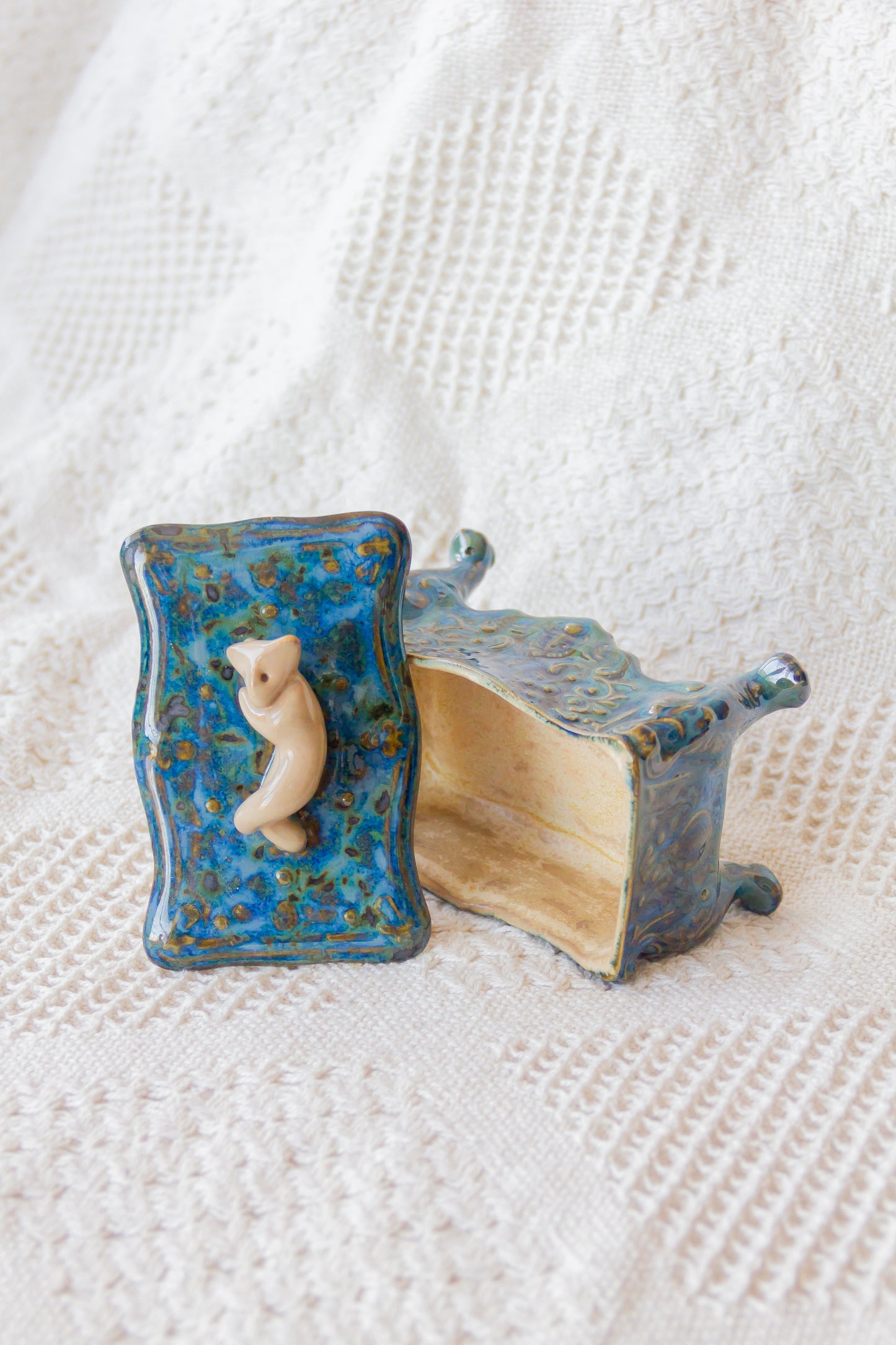 Szkatułka ceramiczna granatowo-beżowa z werlingiem