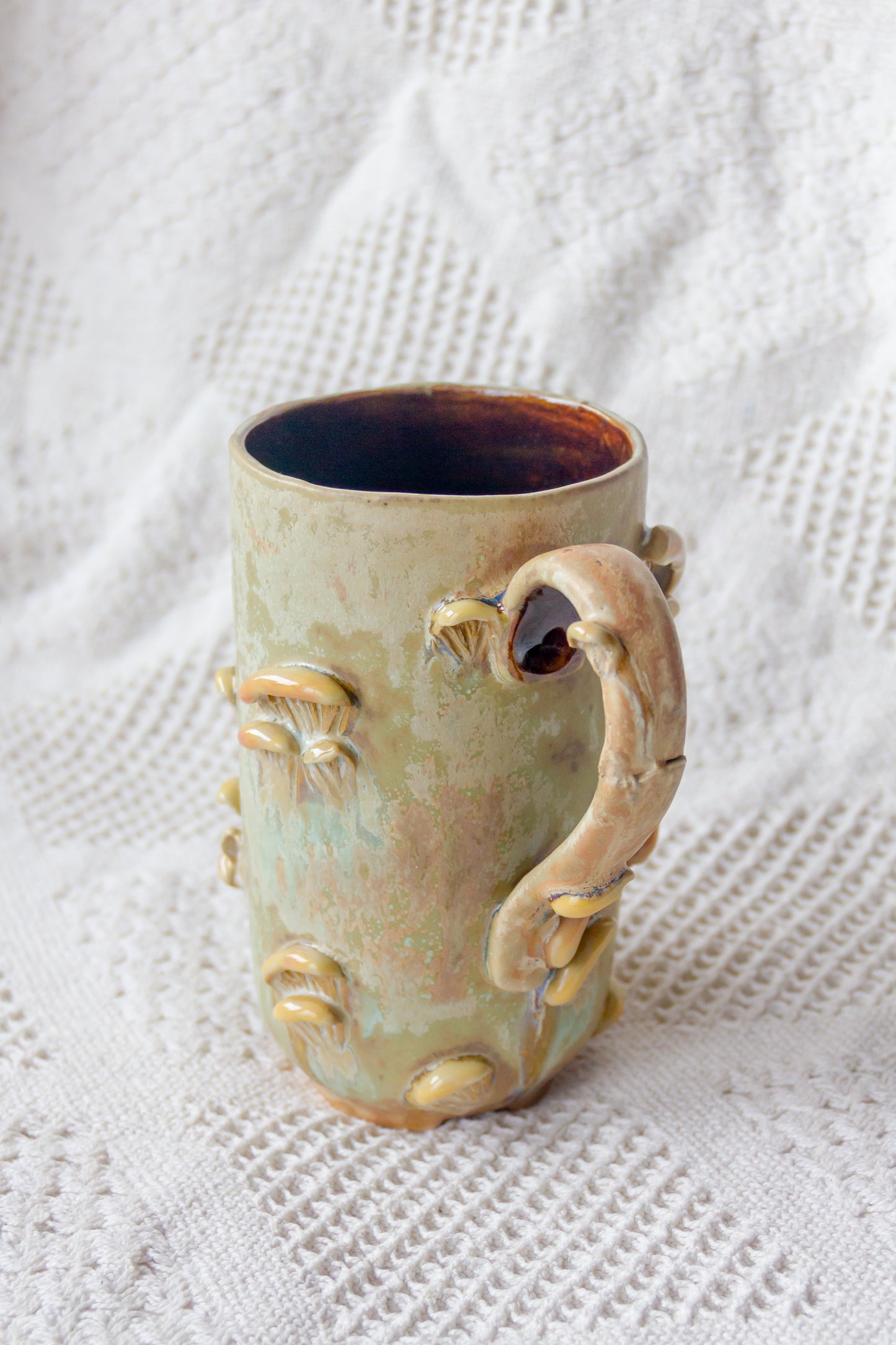 Kubek ceramiczny “Shrooms” beżowo-brązowy