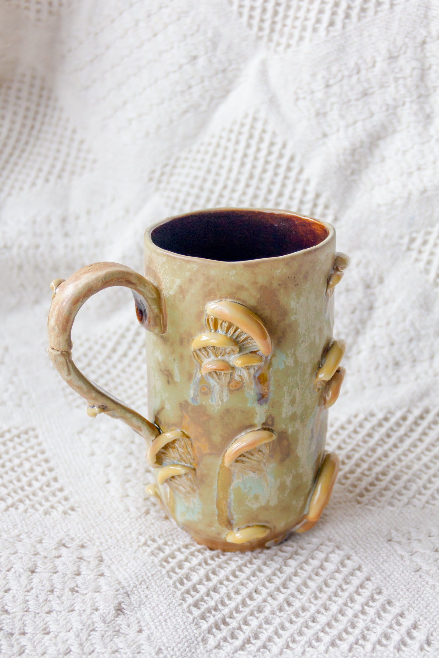 Kubek ceramiczny “Shrooms” beżowo-brązowy