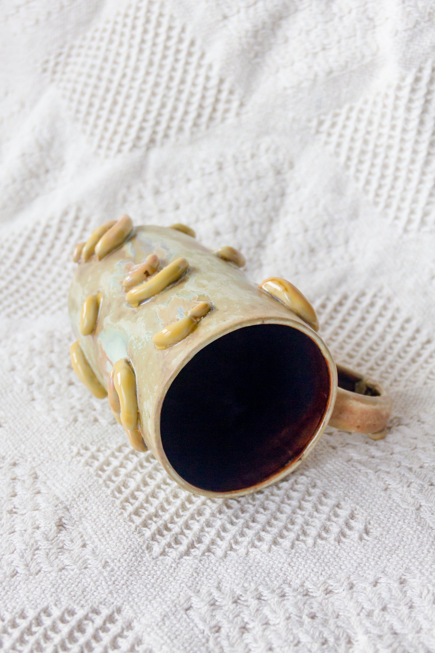 Kubek ceramiczny “Shrooms” beżowo-brązowy