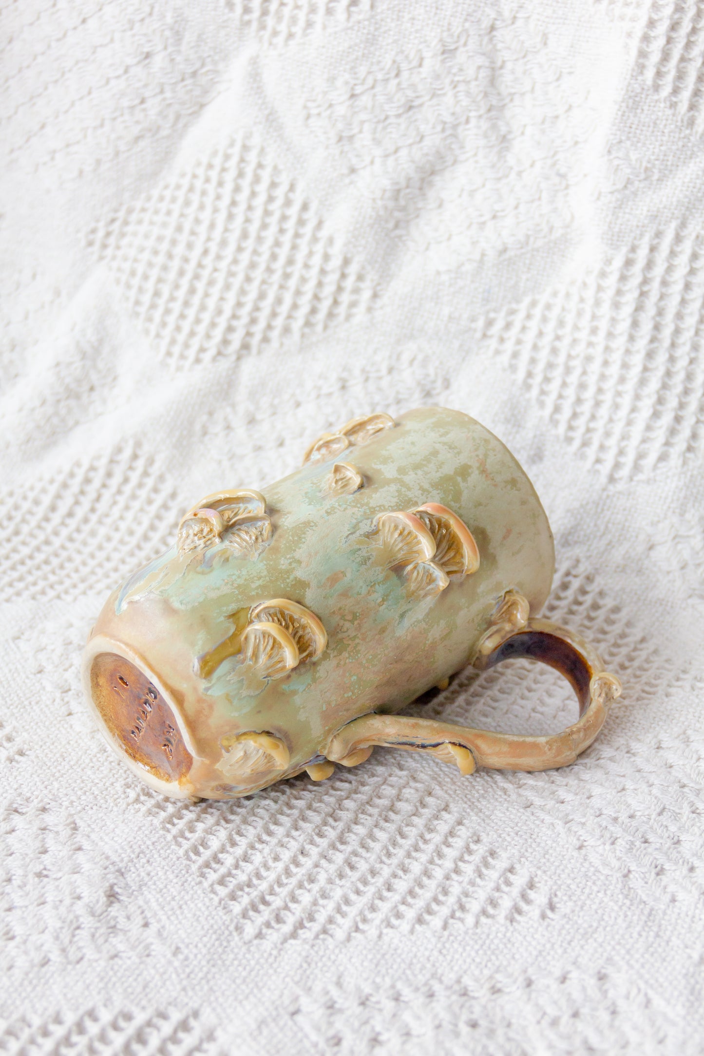 Kubek ceramiczny “Shrooms” beżowo-brązowy