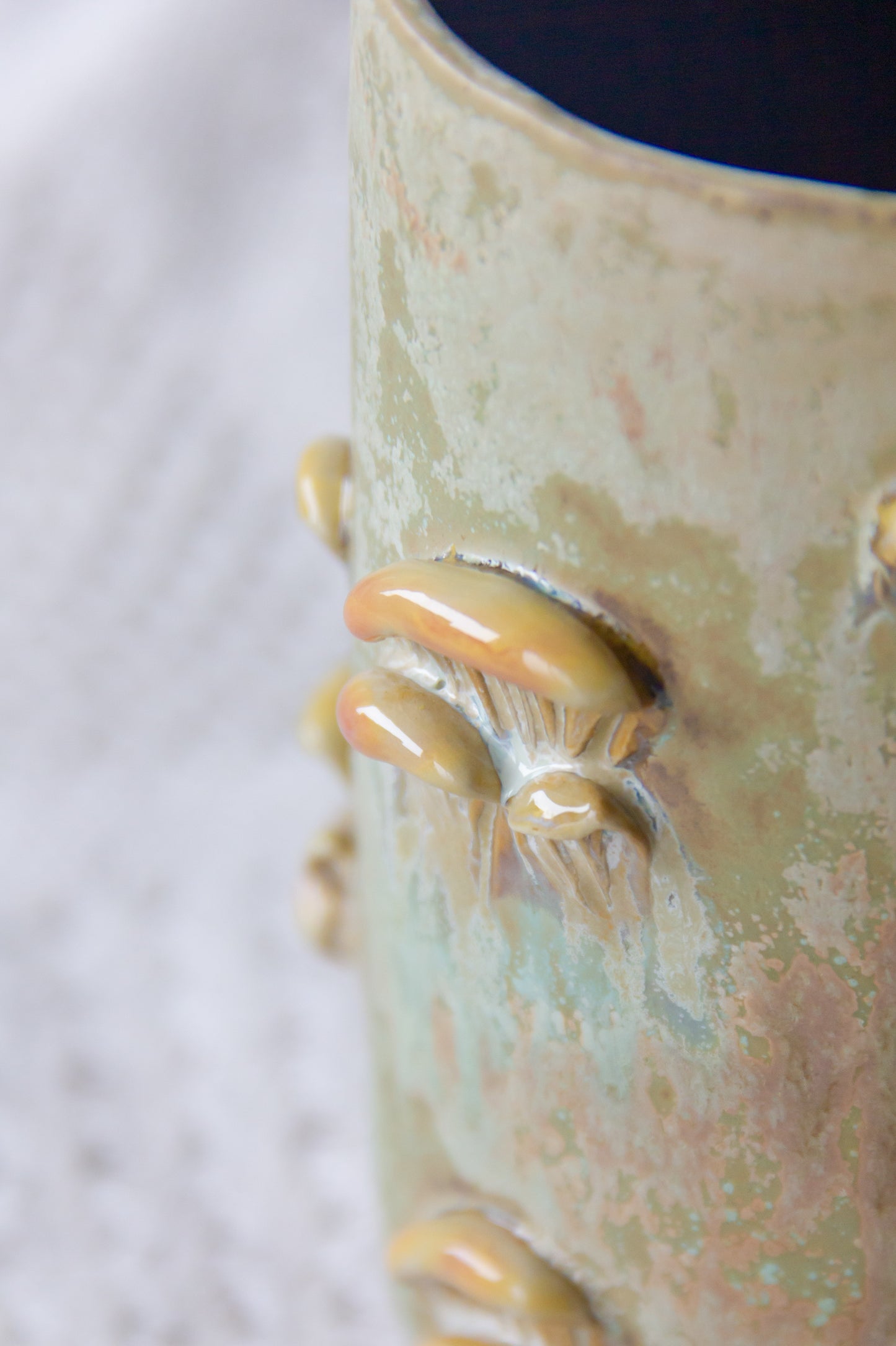 Kubek ceramiczny “Shrooms” beżowo-brązowy