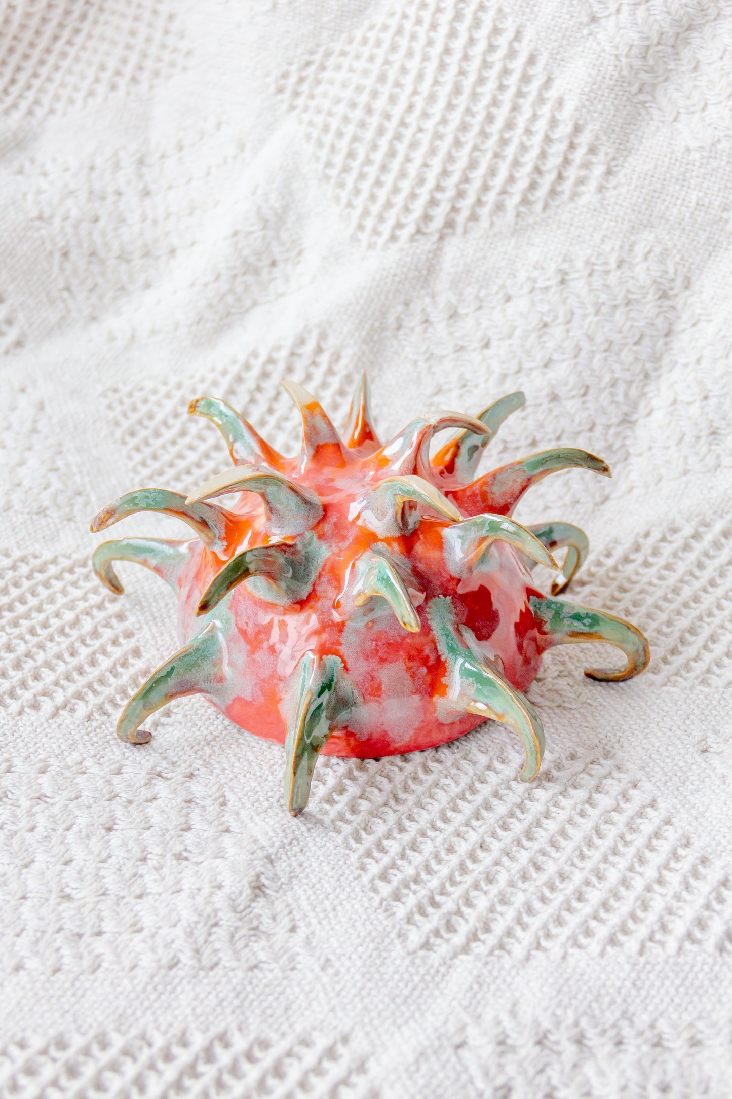 Miska ceramiczna “Pitaja” biało-malinowa