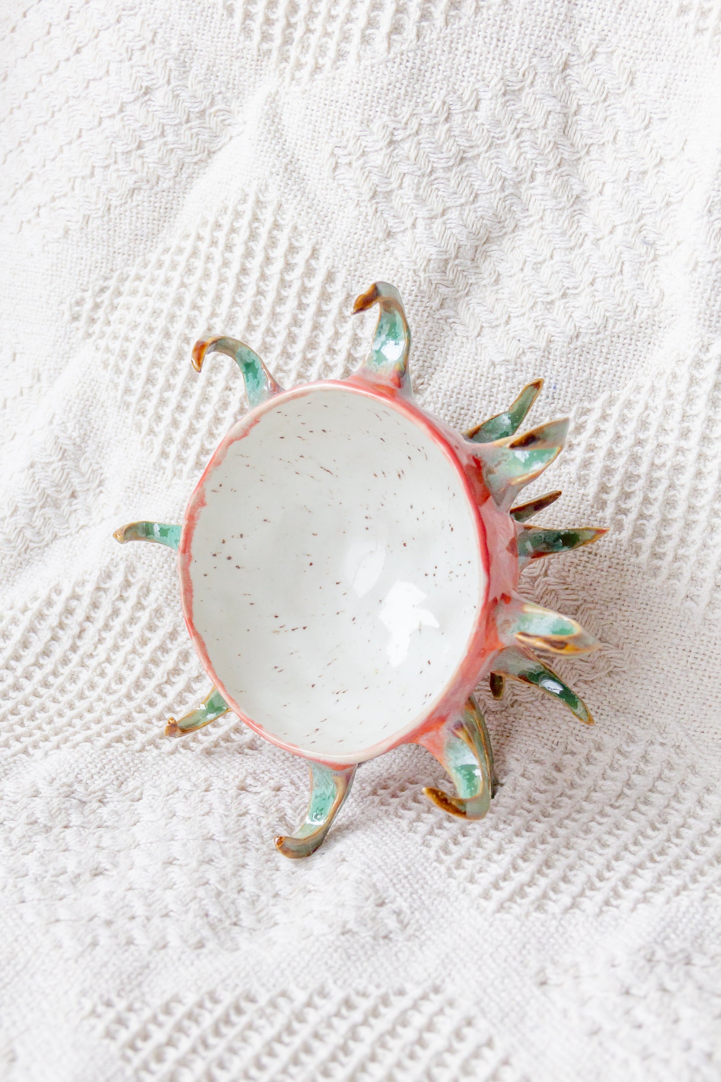 Miska ceramiczna “Pitaja” biało-malinowa