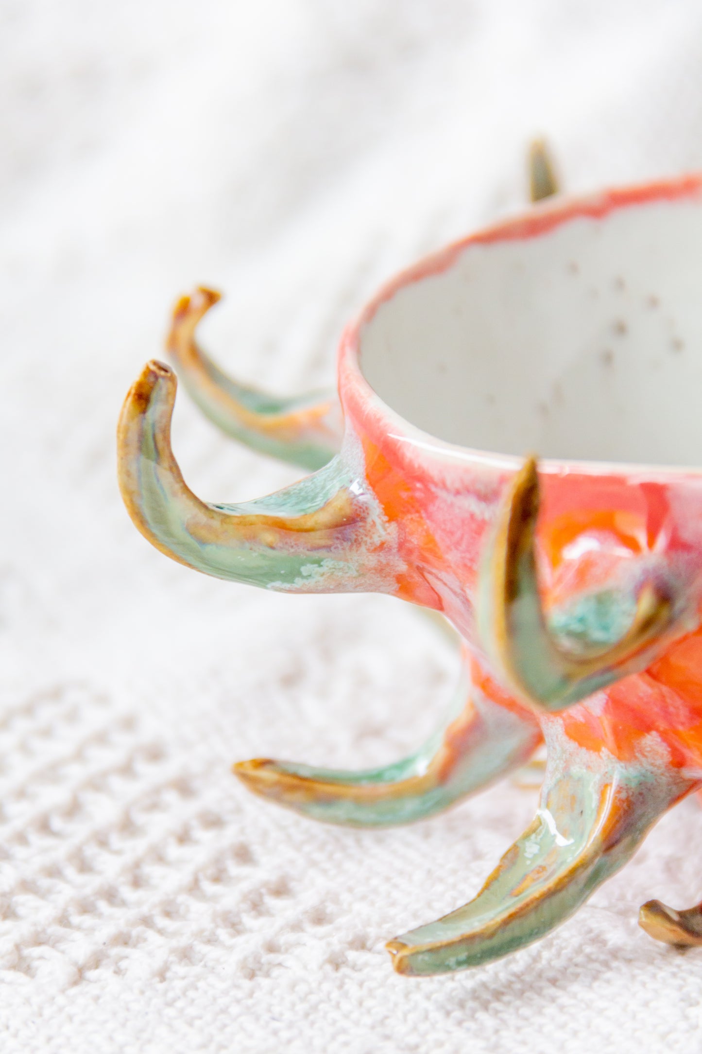 Miska ceramiczna “Pitaja” biało-malinowa