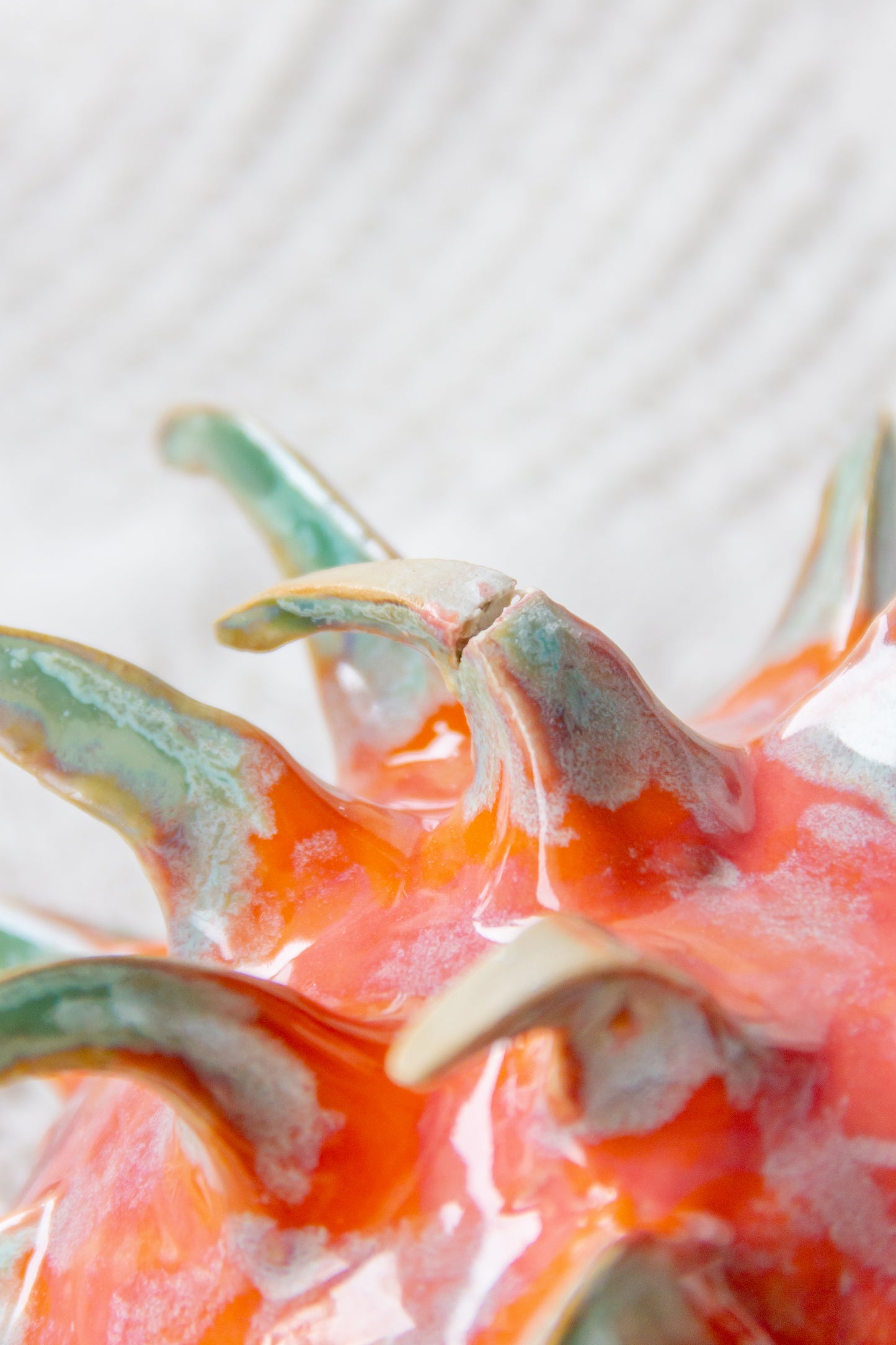 Miska ceramiczna “Pitaja” biało-malinowa