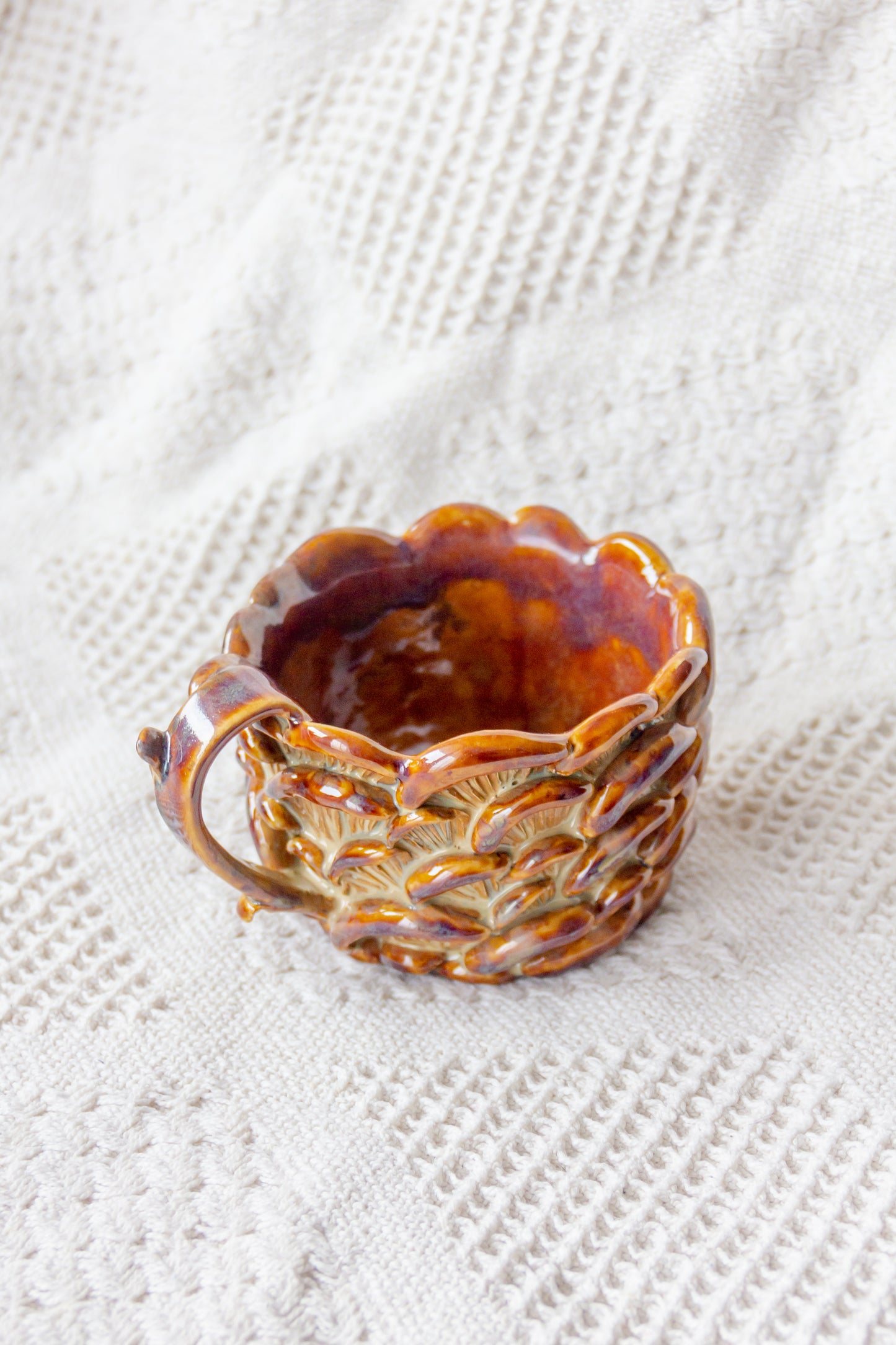 Kubek ceramiczny “Shrooms” beżowo-brązowy