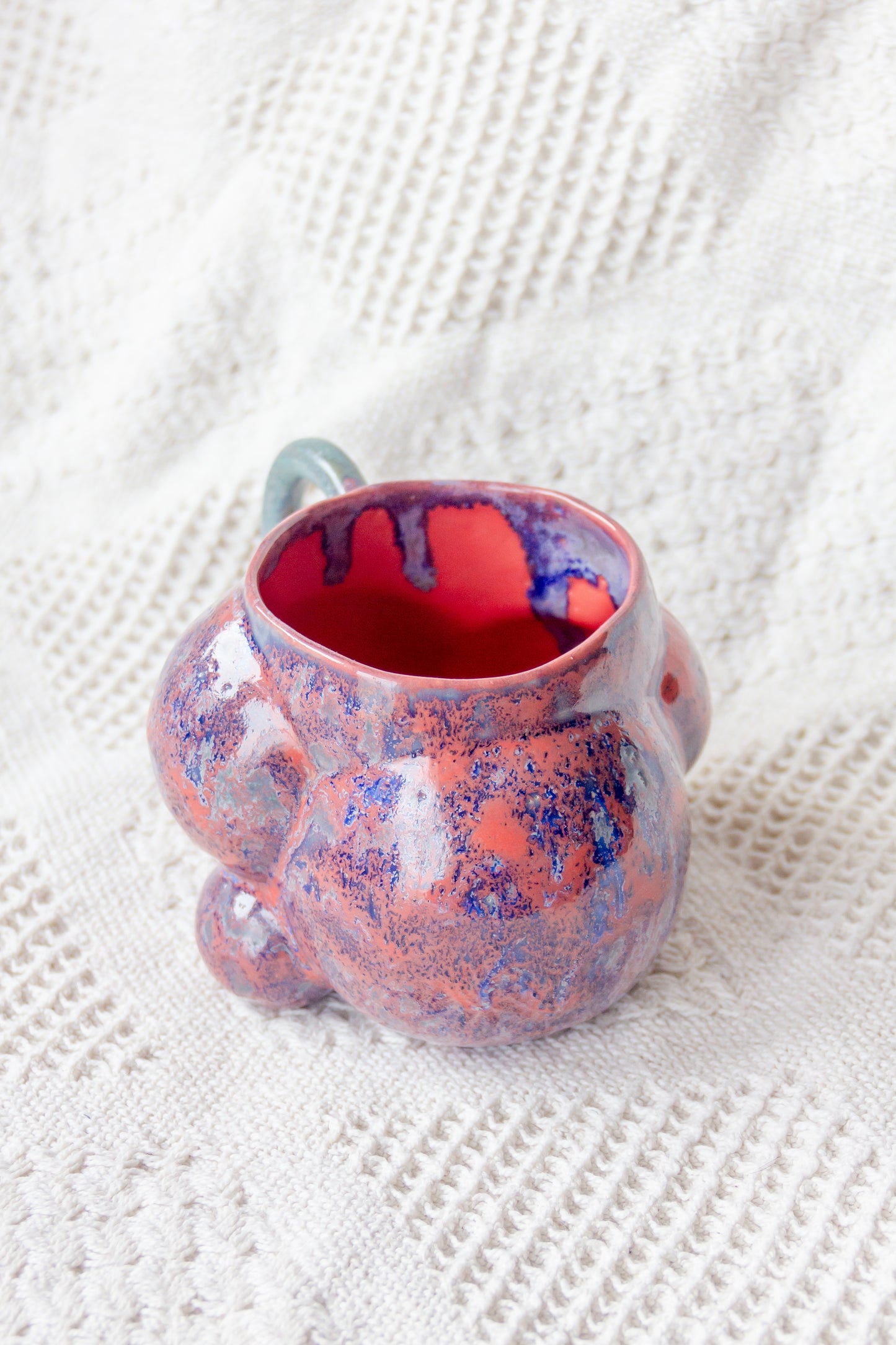 Kubek ceramiczny “Bubbles 3” fioletowo-malinowy