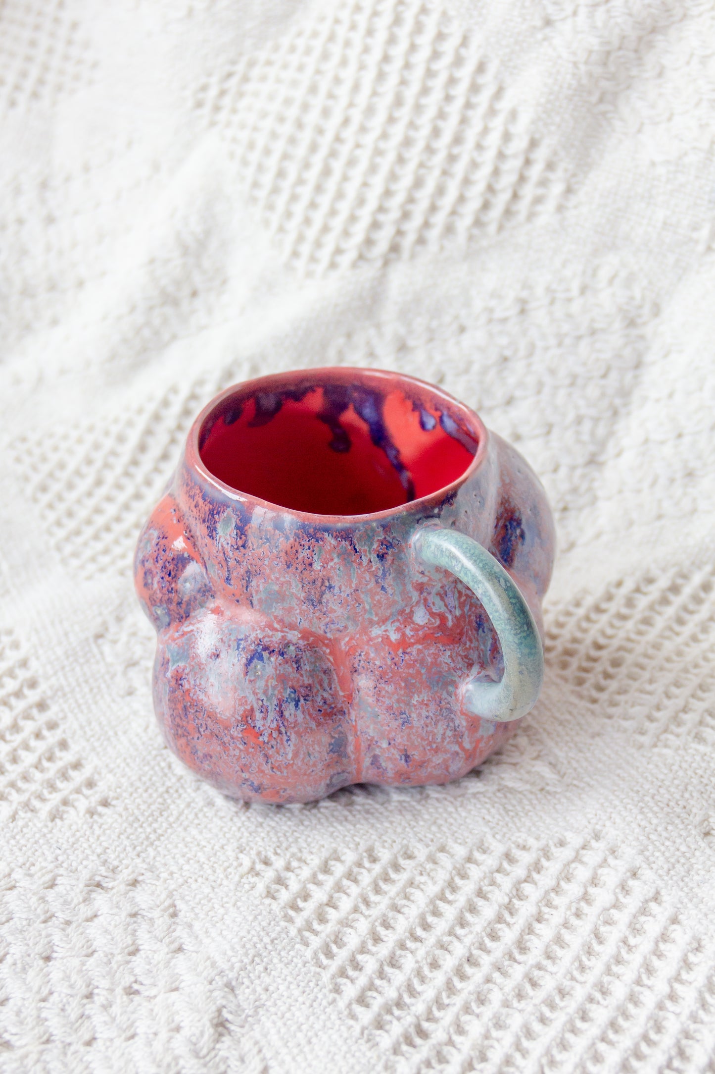 Kubek ceramiczny “Bubbles 3” fioletowo-malinowy