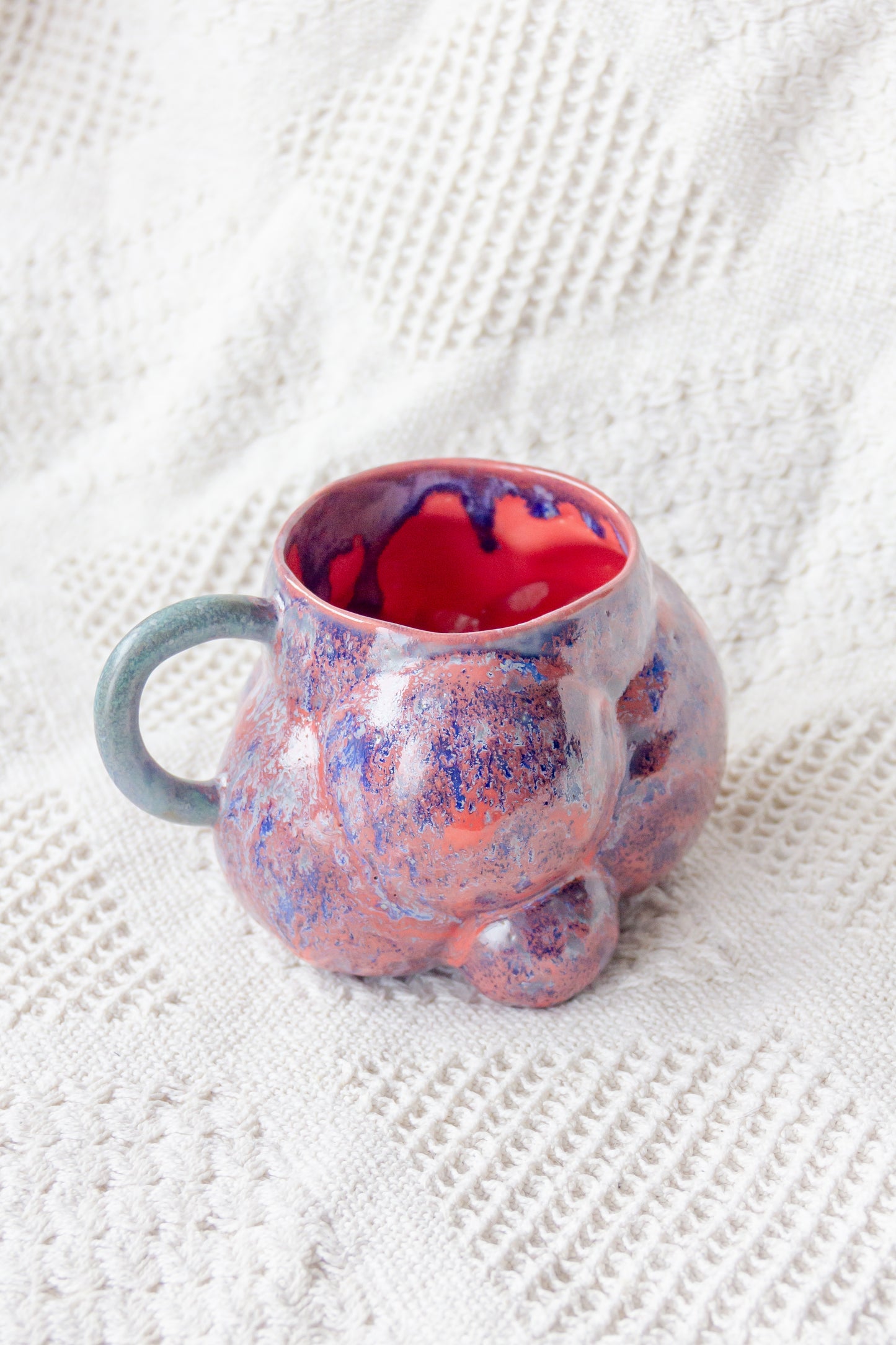 Kubek ceramiczny “Bubbles 3” fioletowo-malinowy