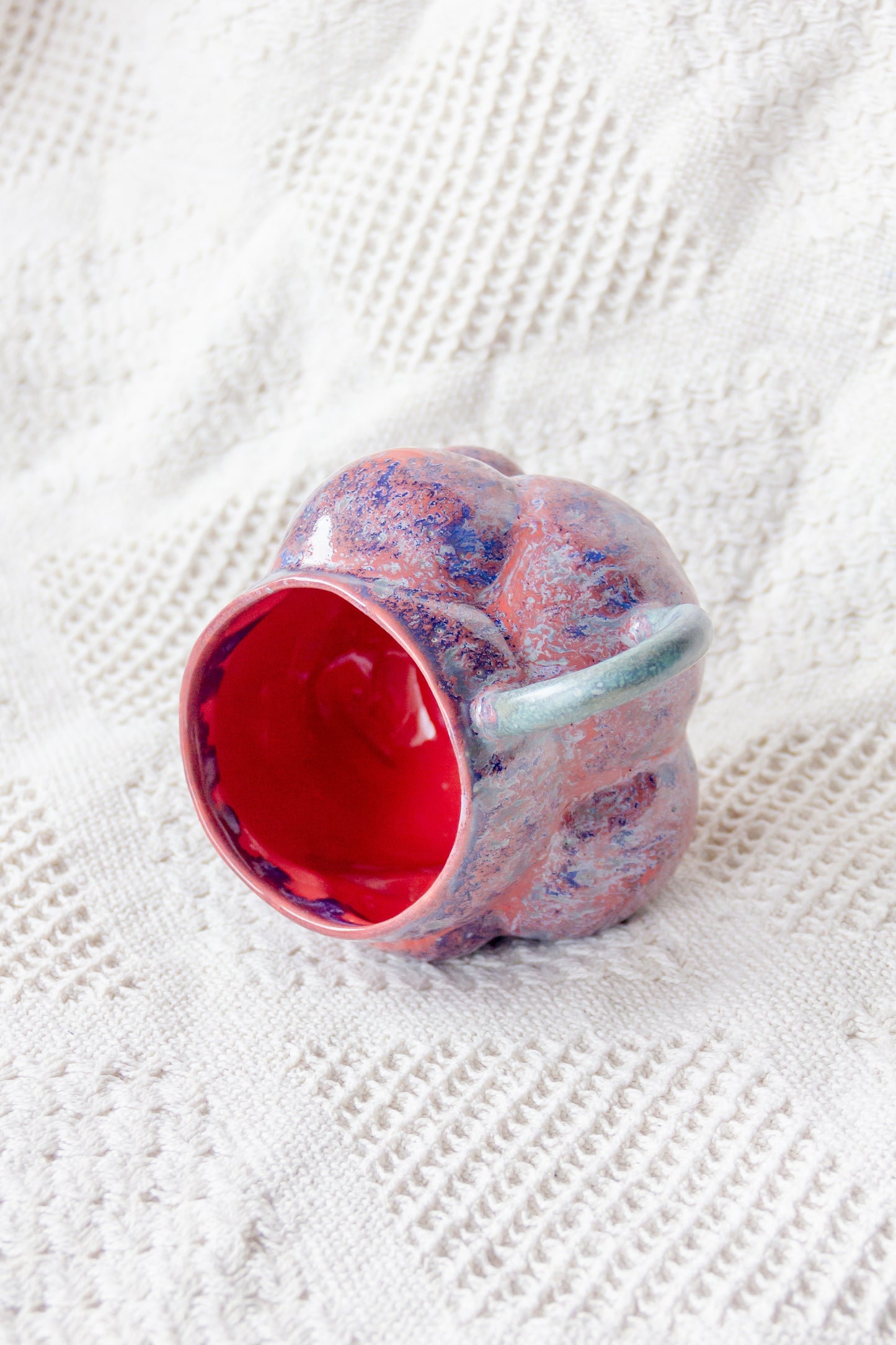 Kubek ceramiczny “Bubbles 3” fioletowo-malinowy