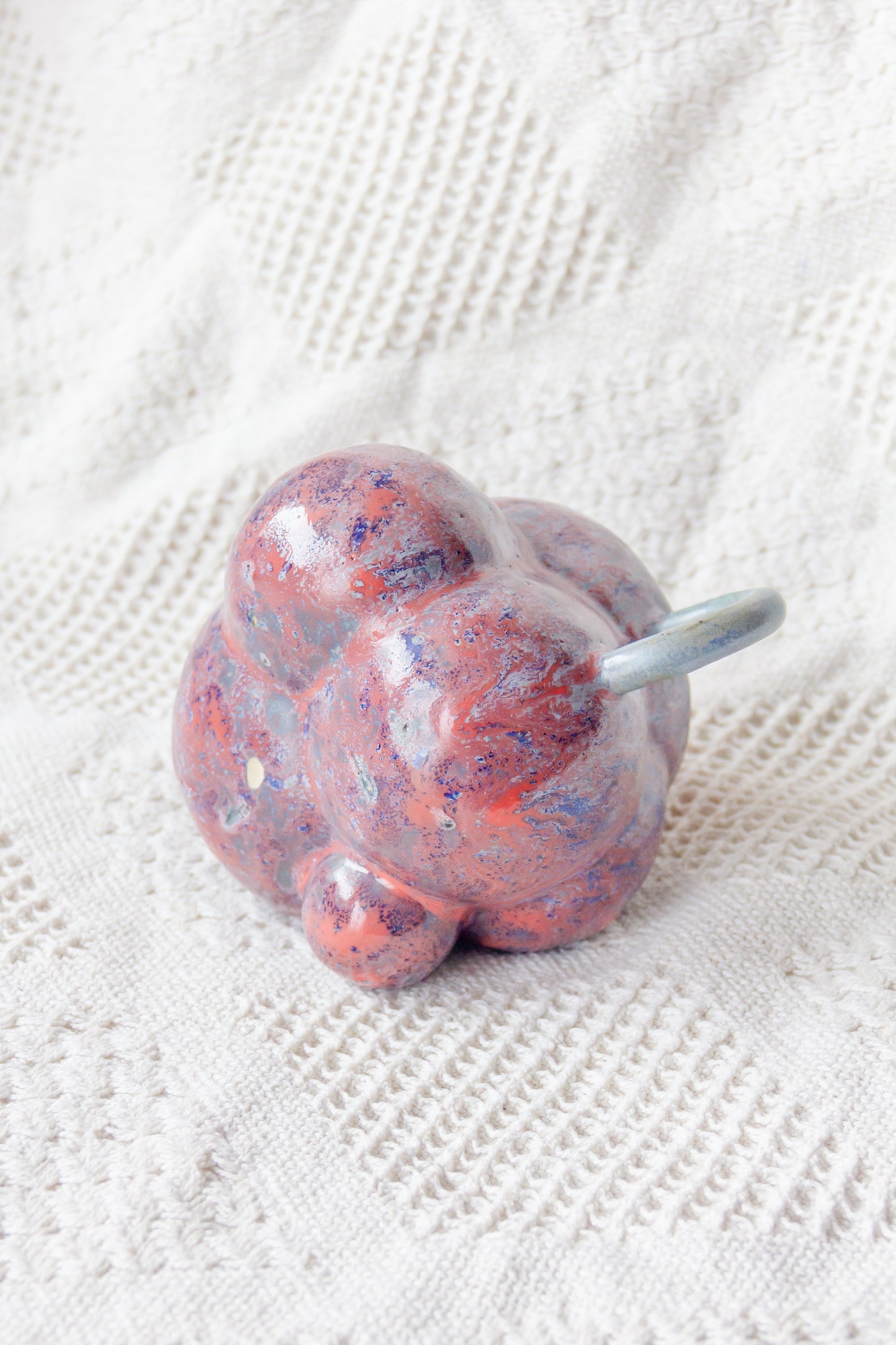 Kubek ceramiczny “Bubbles 3” fioletowo-malinowy