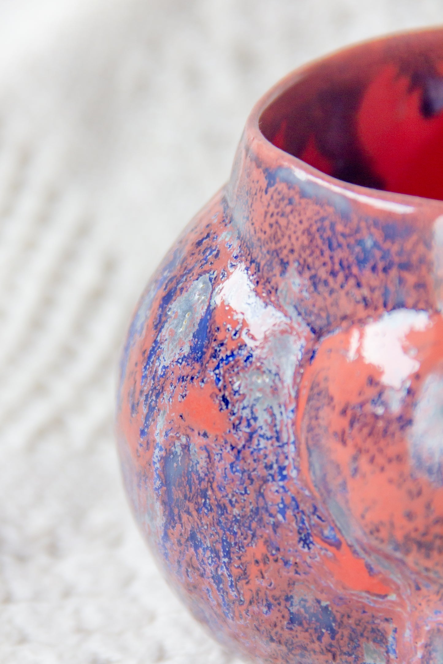 Kubek ceramiczny “Bubbles 3” fioletowo-malinowy