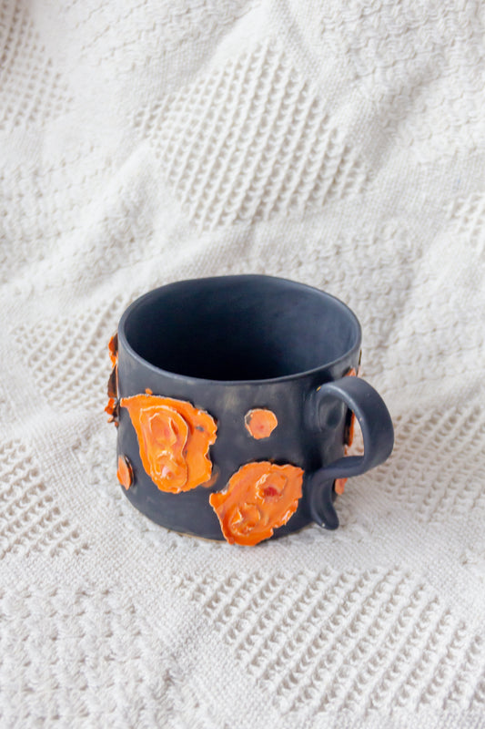 Kubek ceramiczny czarno-pomarańczowy