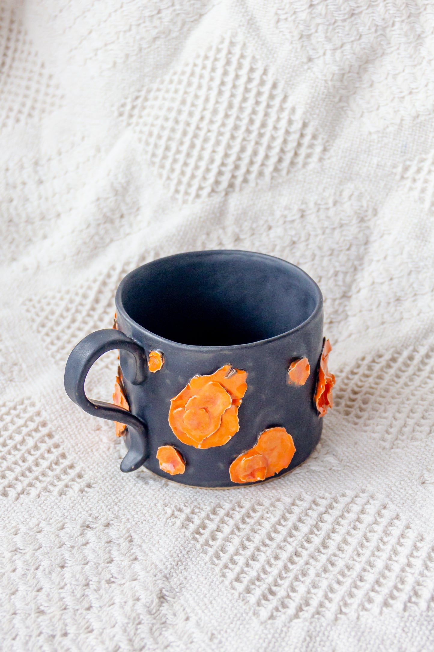 Kubek ceramiczny czarno-pomarańczowy