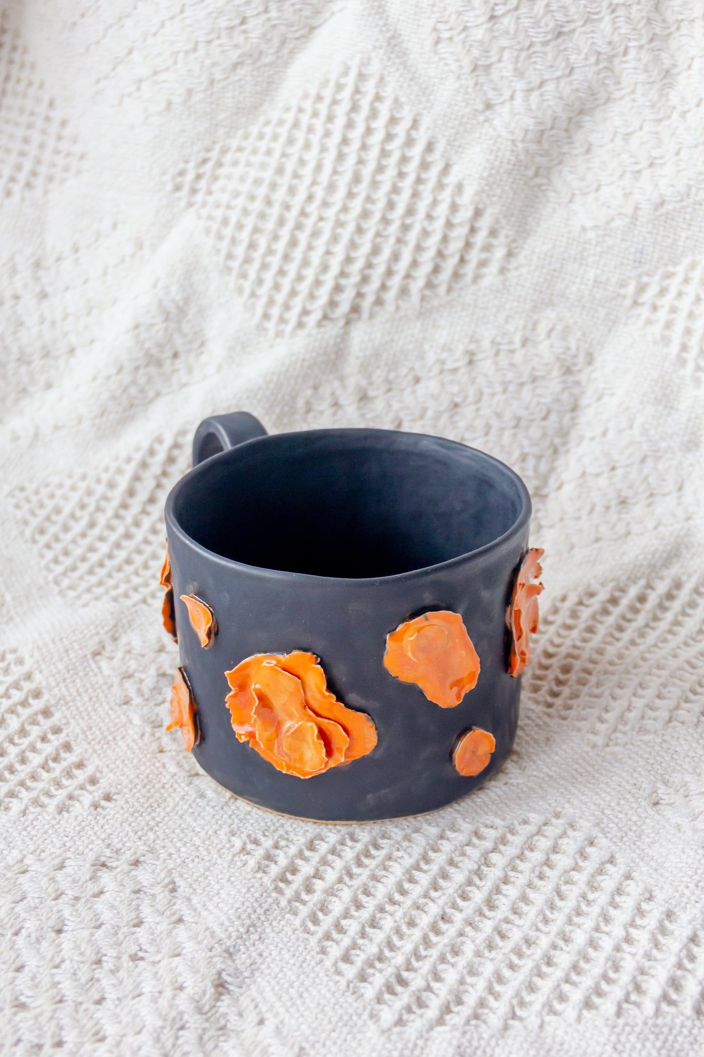 Kubek ceramiczny czarno-pomarańczowy