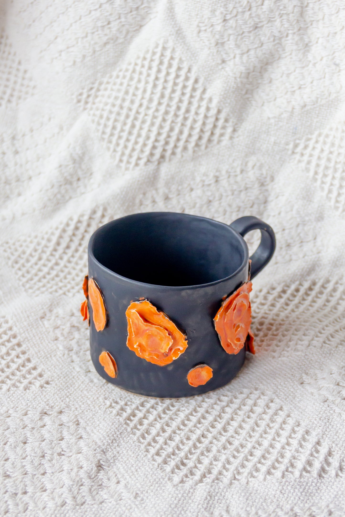 Kubek ceramiczny czarno-pomarańczowy