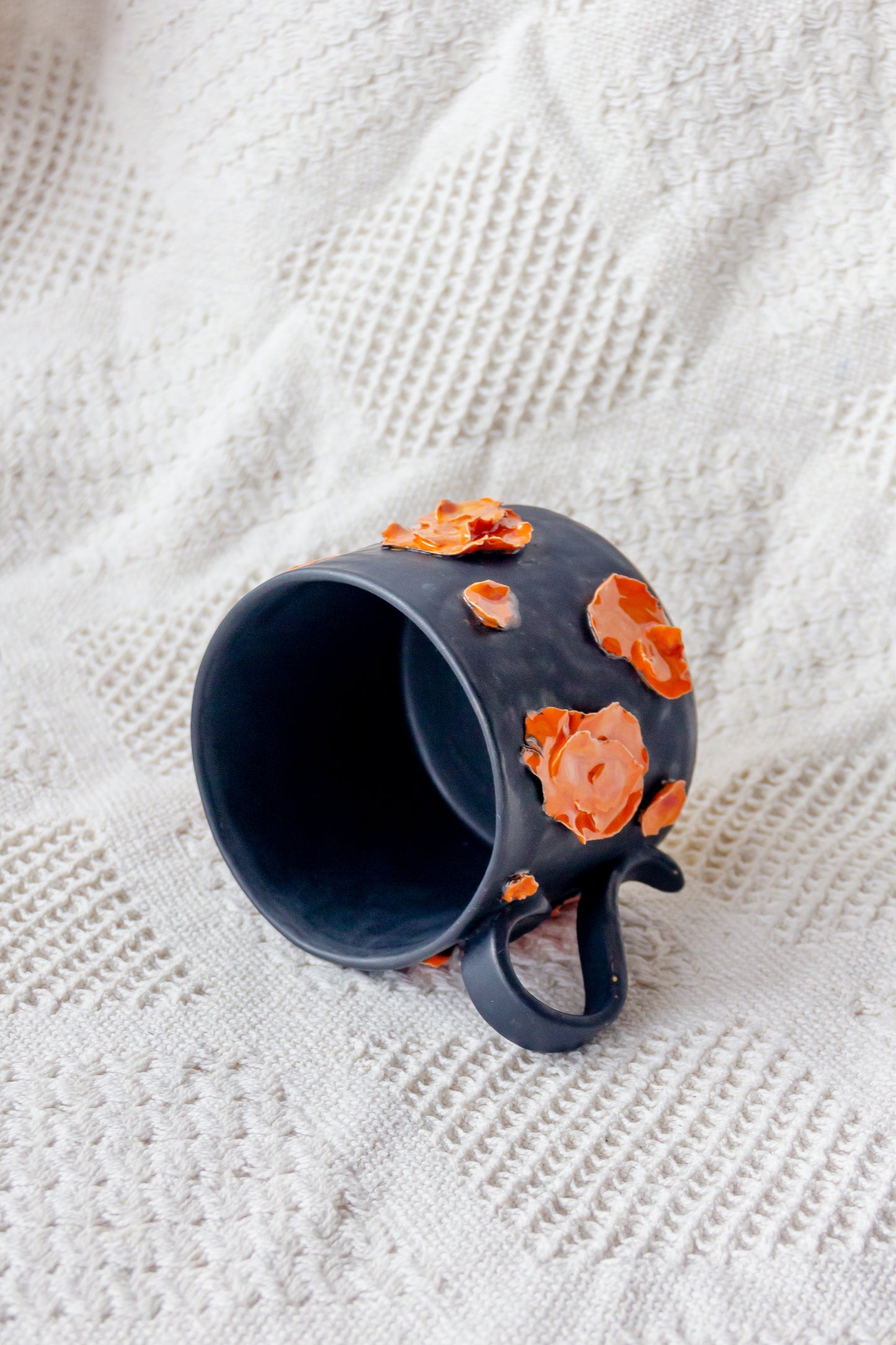 Kubek ceramiczny czarno-pomarańczowy