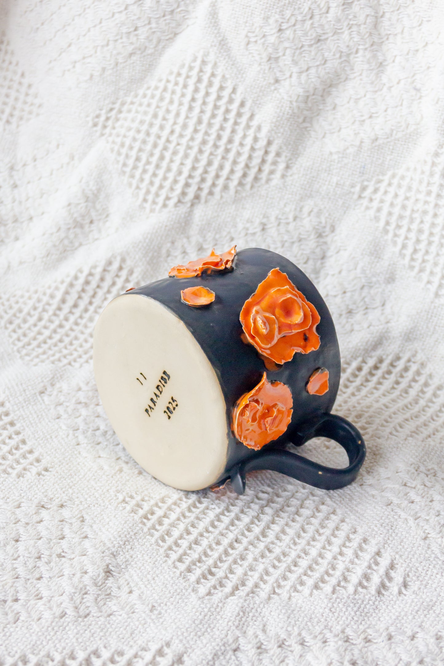 Kubek ceramiczny czarno-pomarańczowy