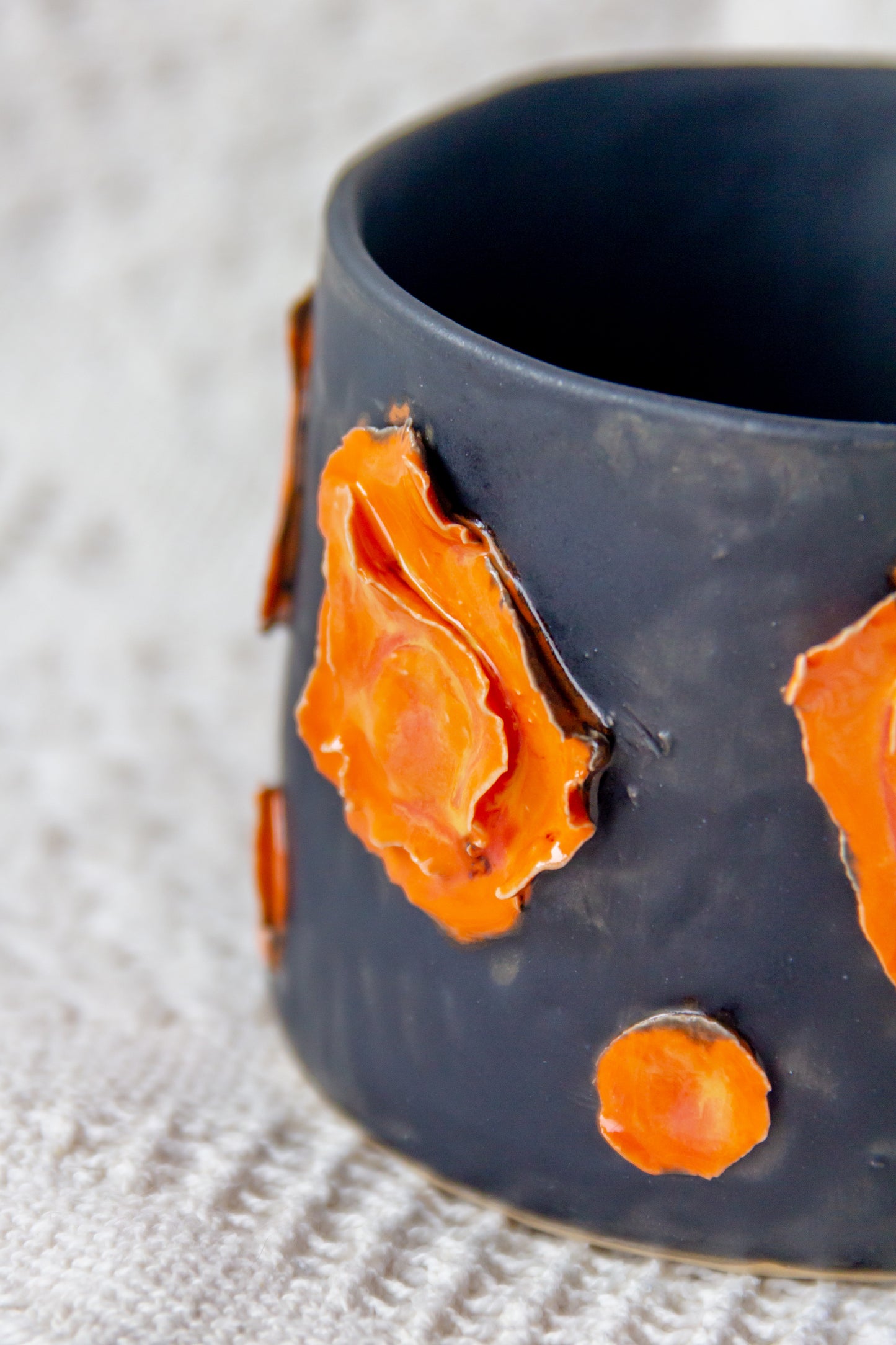 Kubek ceramiczny czarno-pomarańczowy