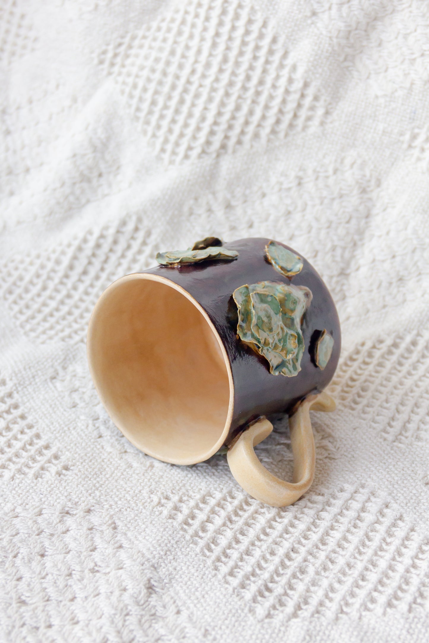 Kubek ceramiczny brązowo-piaskowy