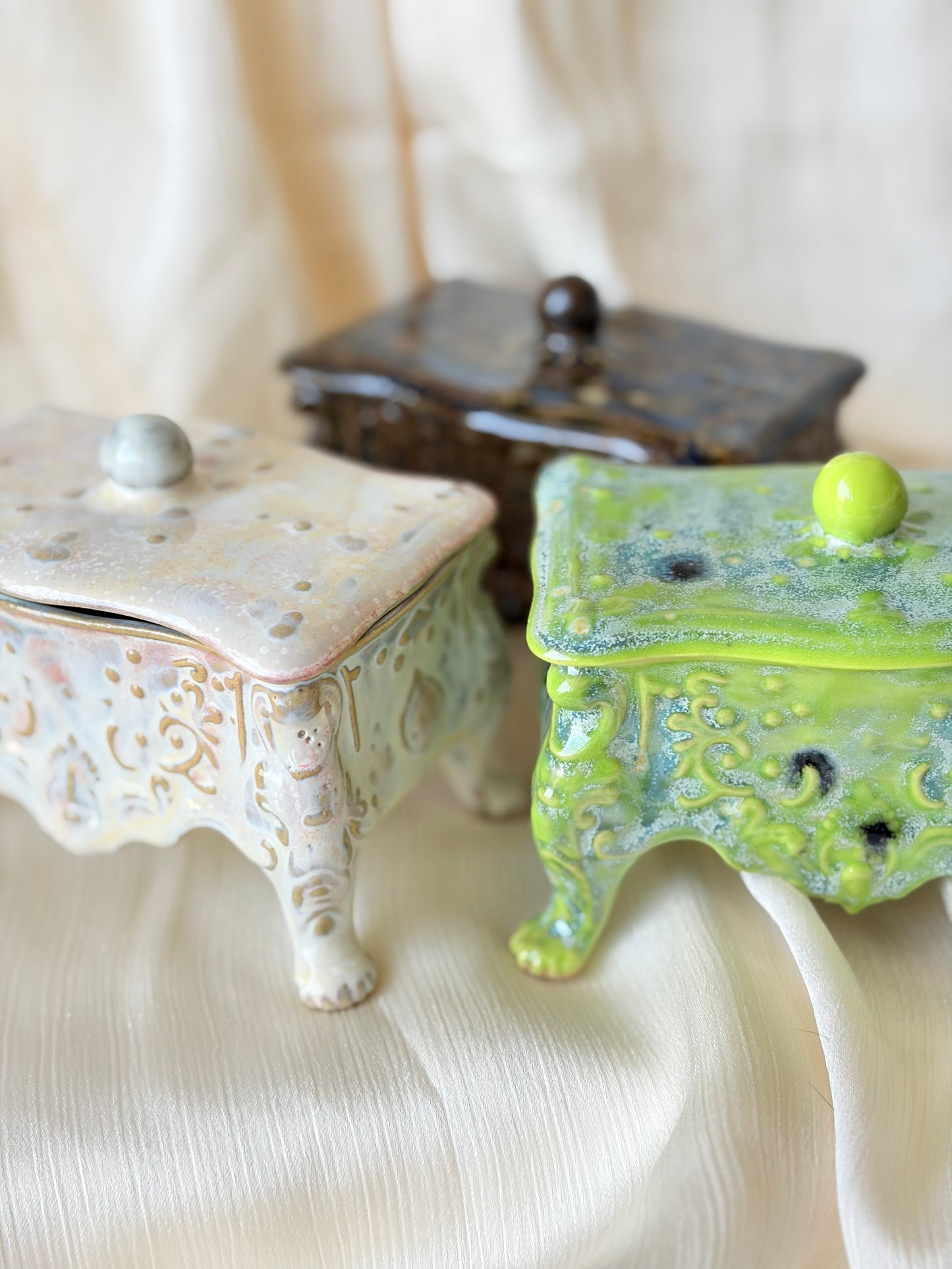 Szkatułka ceramiczna brązowa