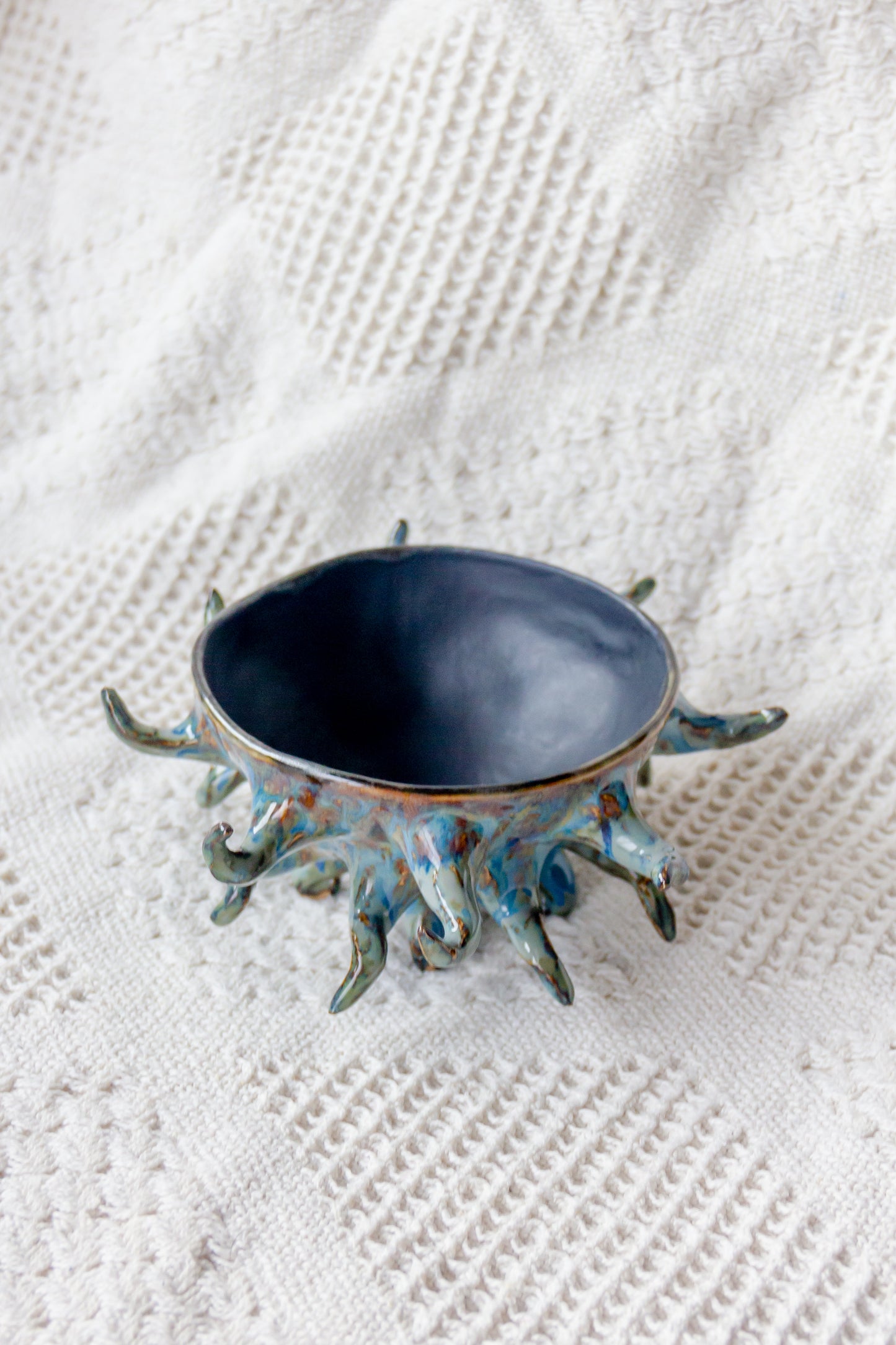 Miska ceramiczna “Macki” czarno-zielona