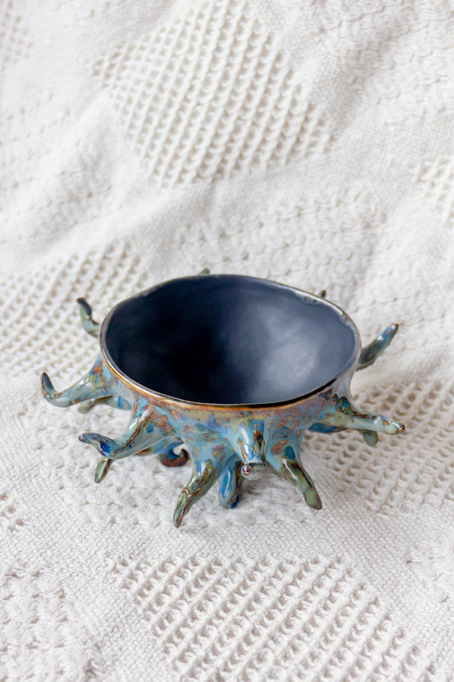 Miska ceramiczna “Macki” czarno-zielona