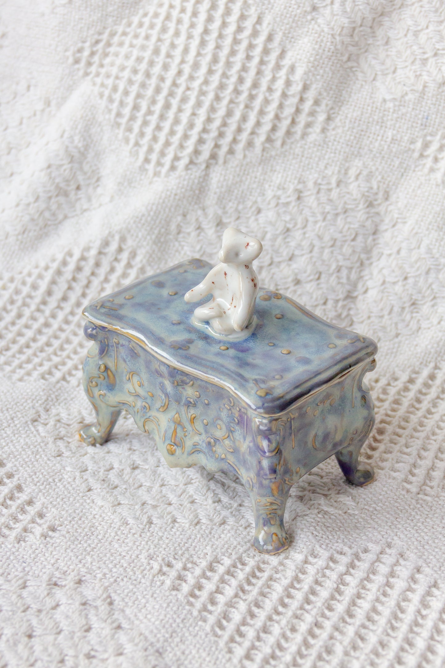 Szkatułka ceramiczna niebiesko-biała z werlingiem