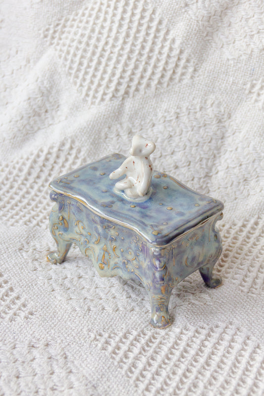 Szkatułka ceramiczna niebiesko-biała z werlingiem